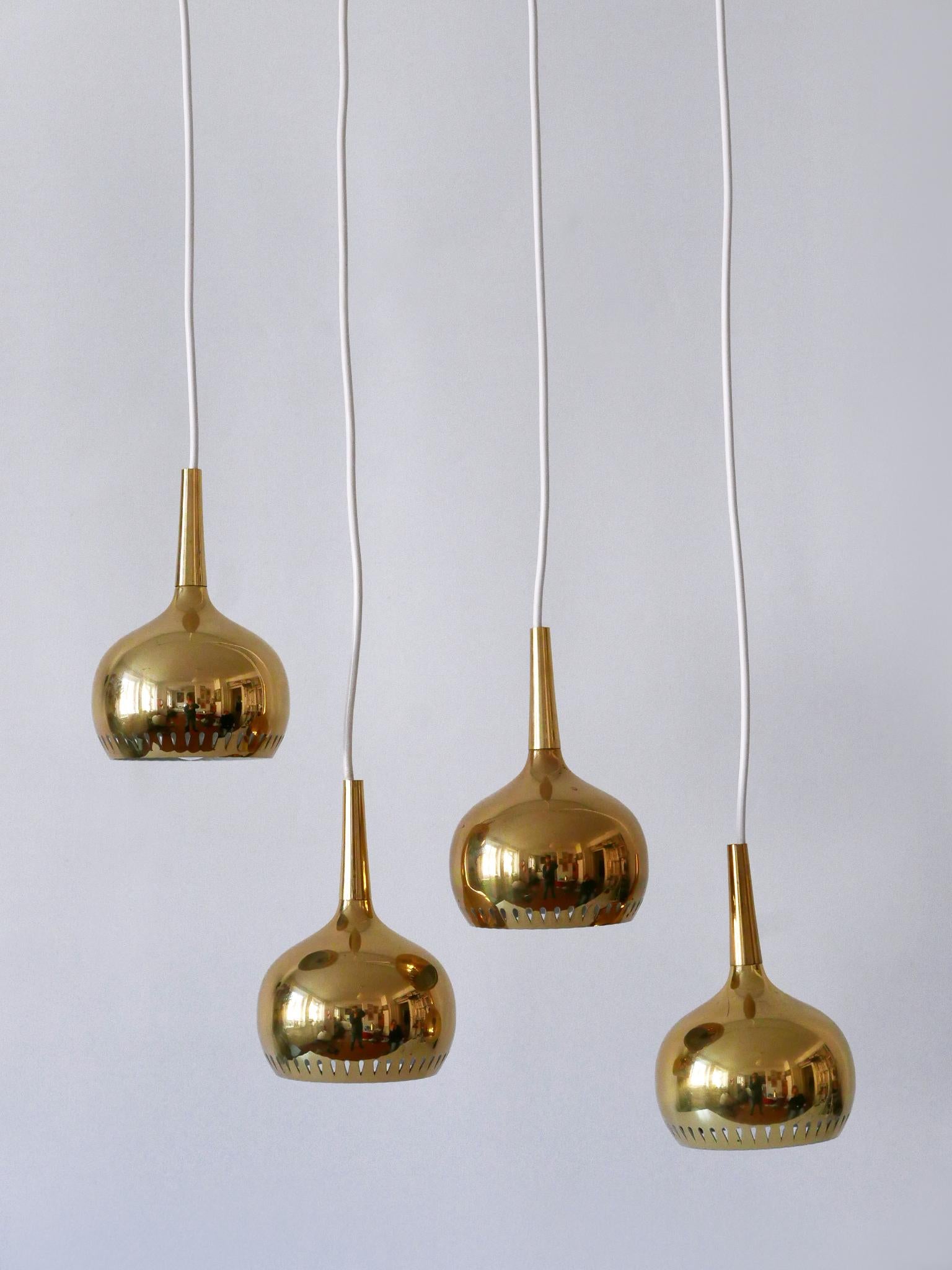 Ottone Set di quattro lampade a sospensione in ottone della metà del secolo scorso Svezia 1960 in vendita