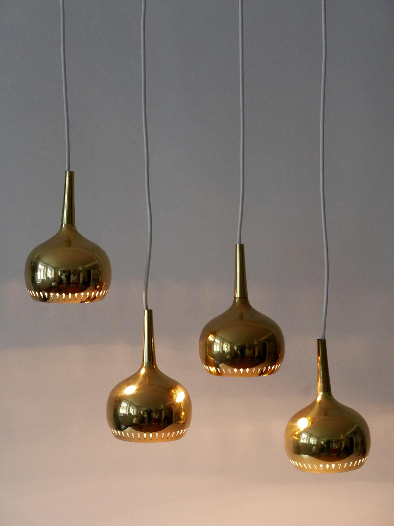 Set di quattro lampade a sospensione in ottone della metà del secolo scorso Svezia 1960 in vendita 1