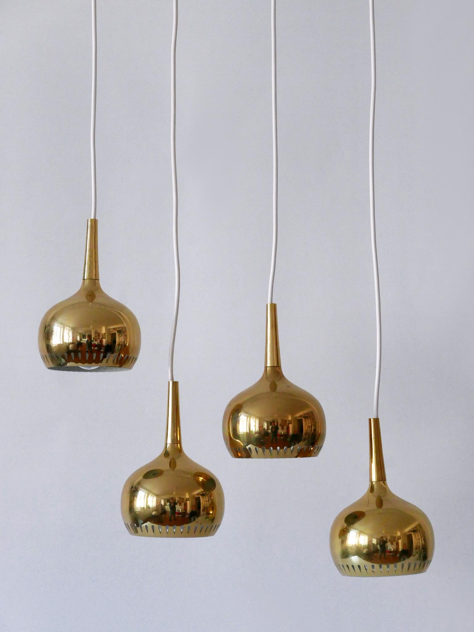 Set di quattro lampade a sospensione in ottone della metà del secolo scorso Svezia 1960 in vendita 2