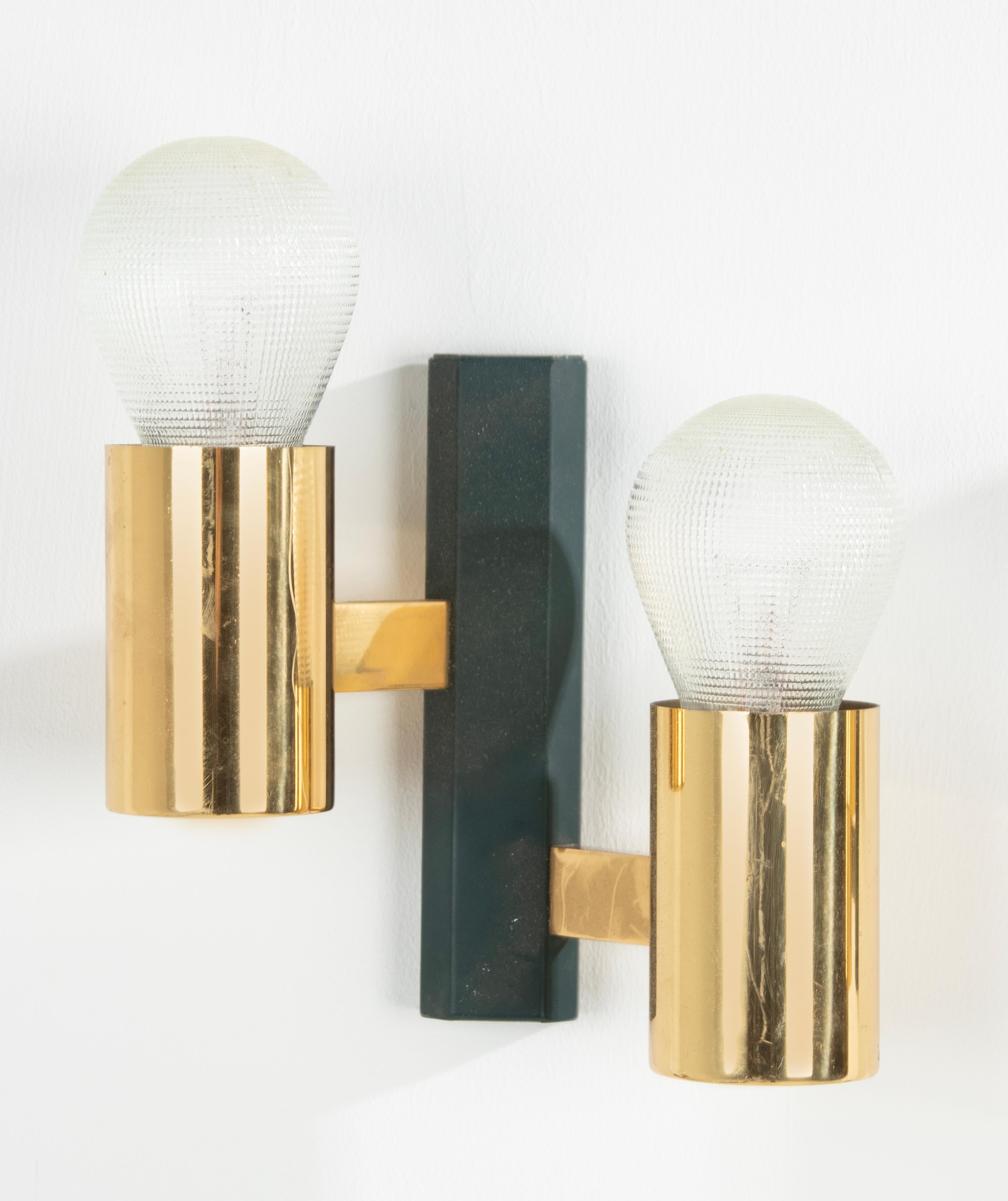 A set of four nice Mid-Century Modern wall sconces / lights, made of brass-colored metal and a green patinated bracket. Each lamp has two E27 fittings. Made in Belgium, around 1960-1970. The working vintage lamp bulbs are included.

Dimensions: 16