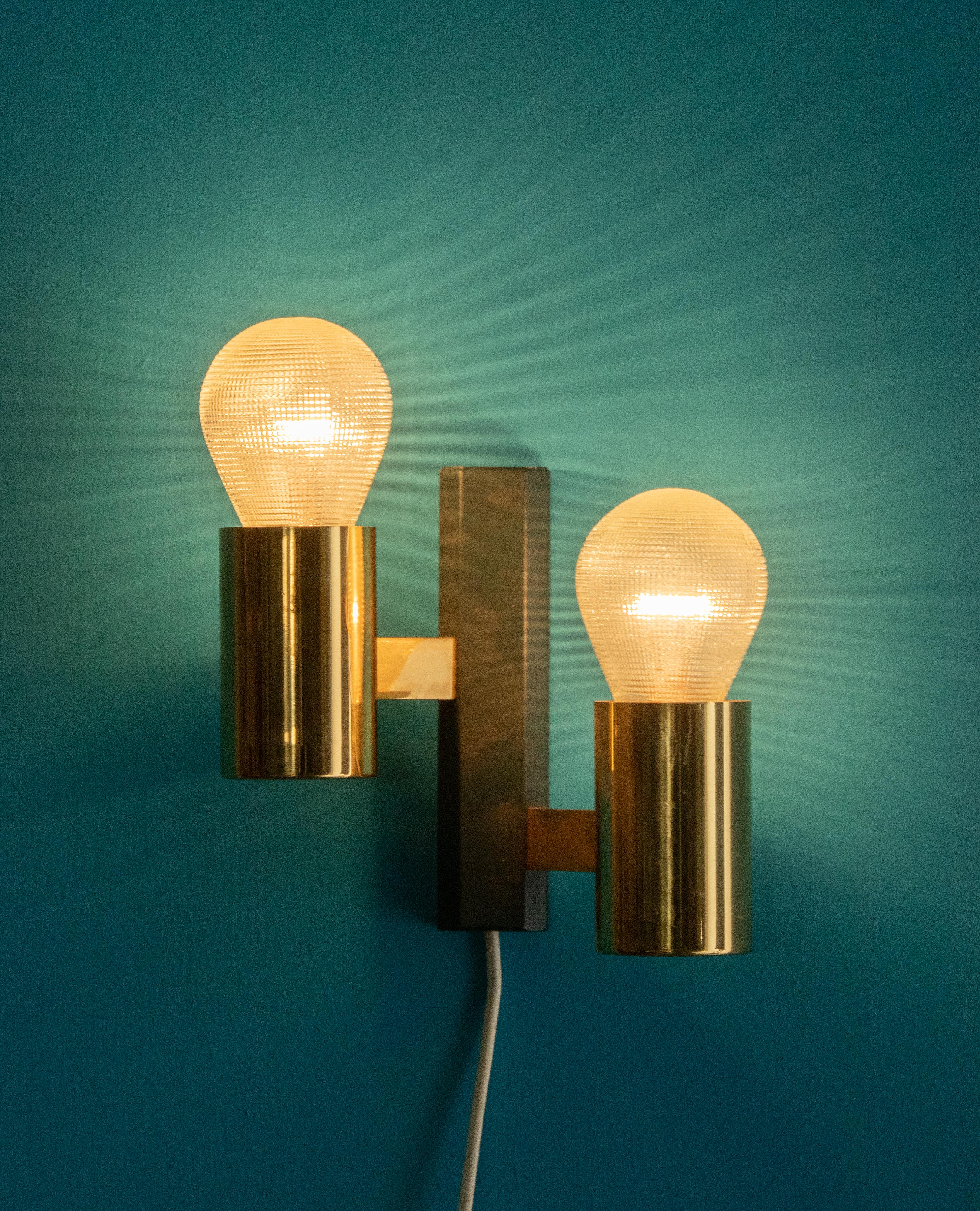 Set of four Mid-Century Modern Brass Wall Sconces In Good Condition For Sale In Casteren, Noord-Brabant