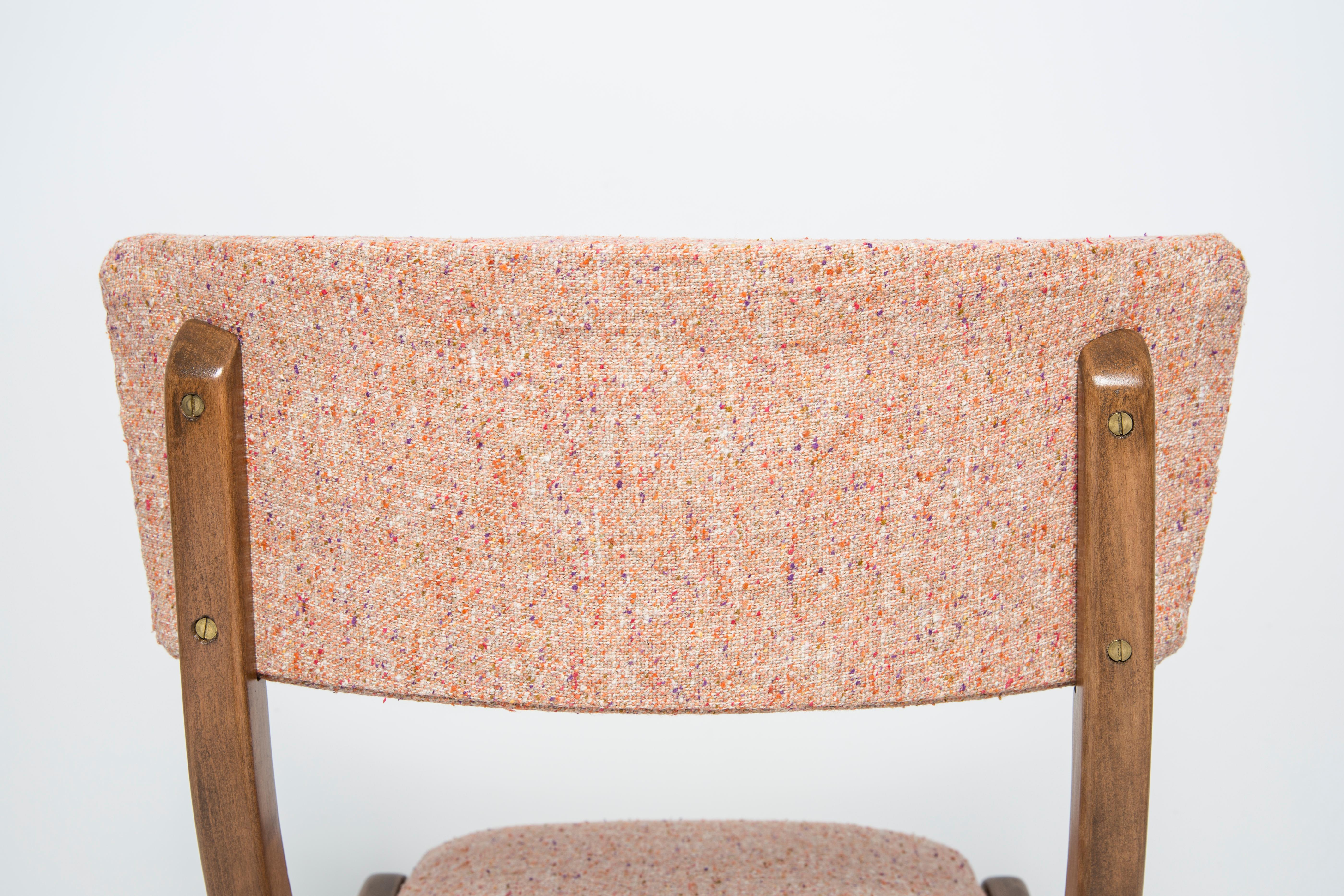 Set of Four Mid Century Modern Bumerang Chairs, Peach Orange Wool, Poland, 1960s In Excellent Condition For Sale In 05-080 Hornowek, PL