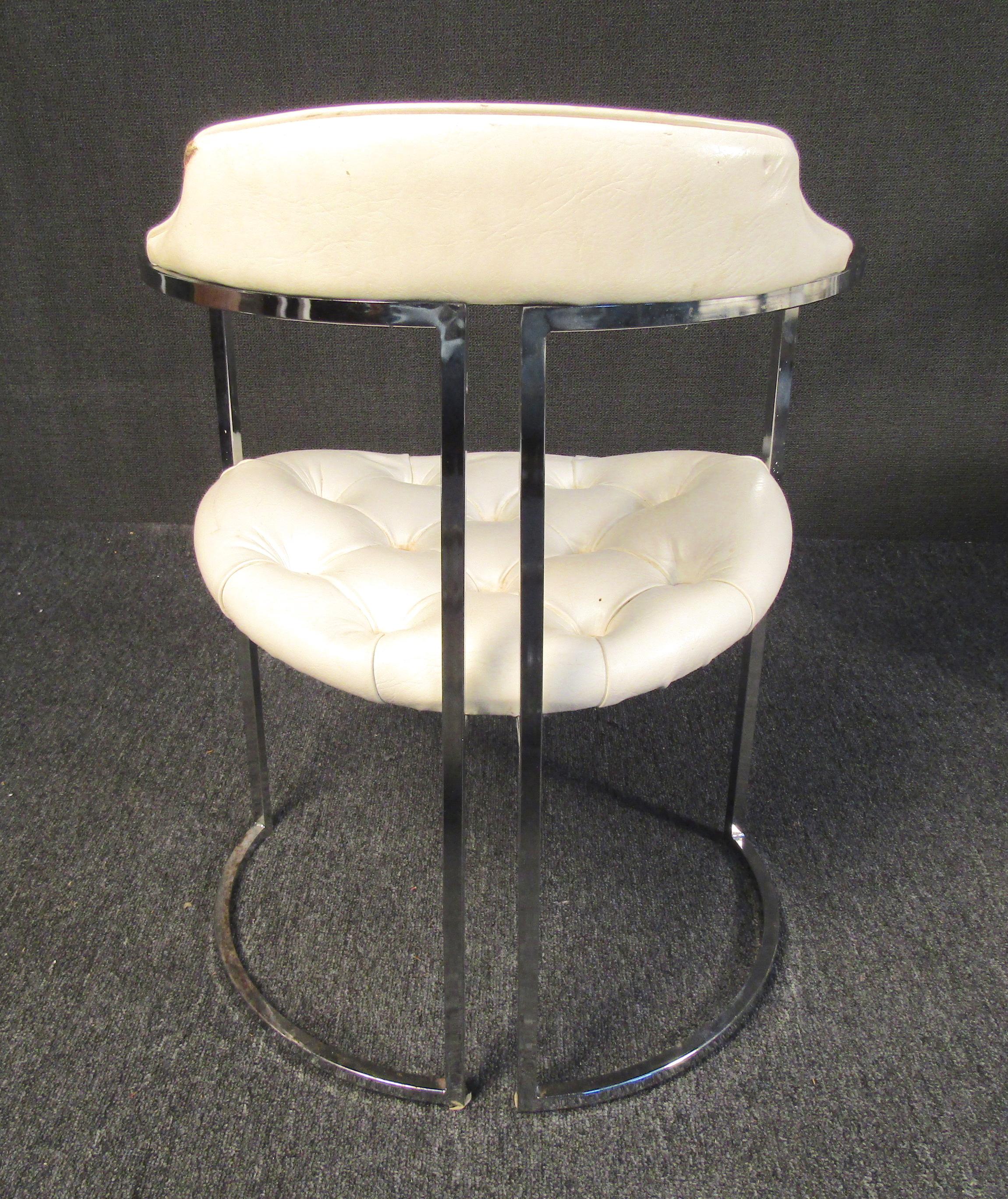 20ième siècle Ensemble de quatre chaises modernes du milieu du siècle dans le style de Milo Baughman en vente