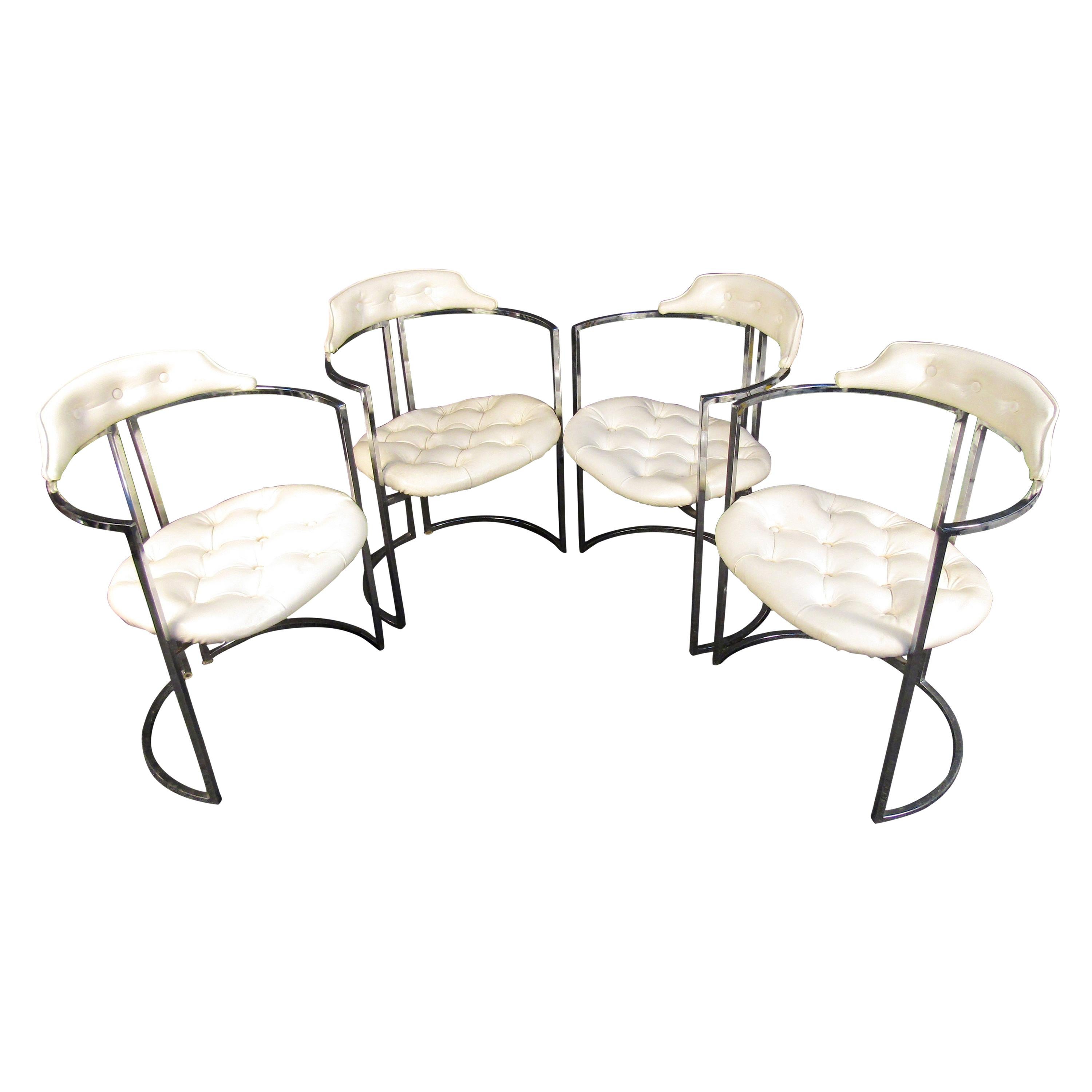 Ensemble de quatre chaises modernes du milieu du siècle dans le style de Milo Baughman