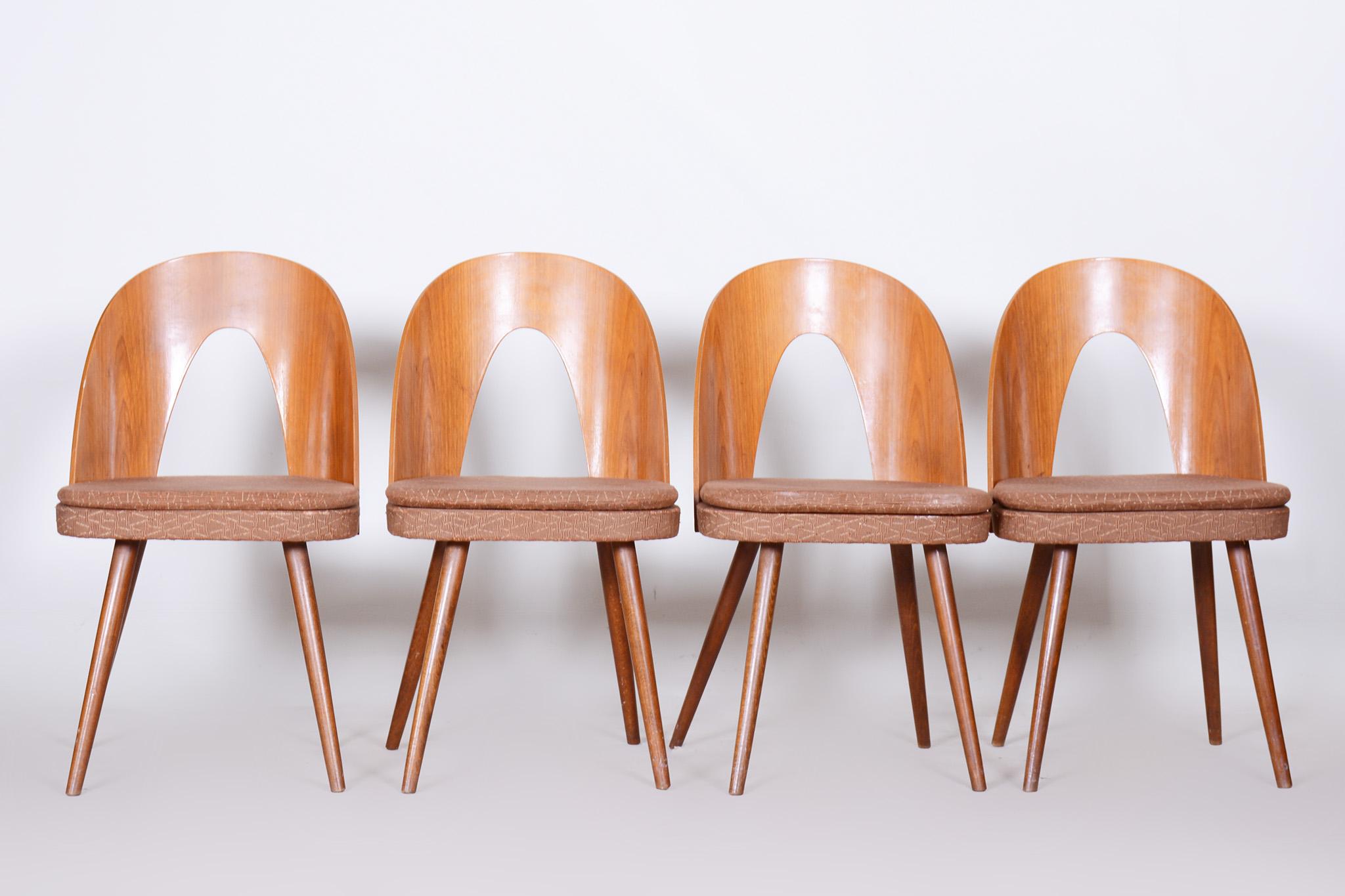 Set of four Mid-Century Modern chairs made in 1950s Czechia by Antonín Šuman

In pristine original condition, the upholstery has been professionally cleaned and its polish revived by our refurbushing team in Czechia. Made out of Walnut and