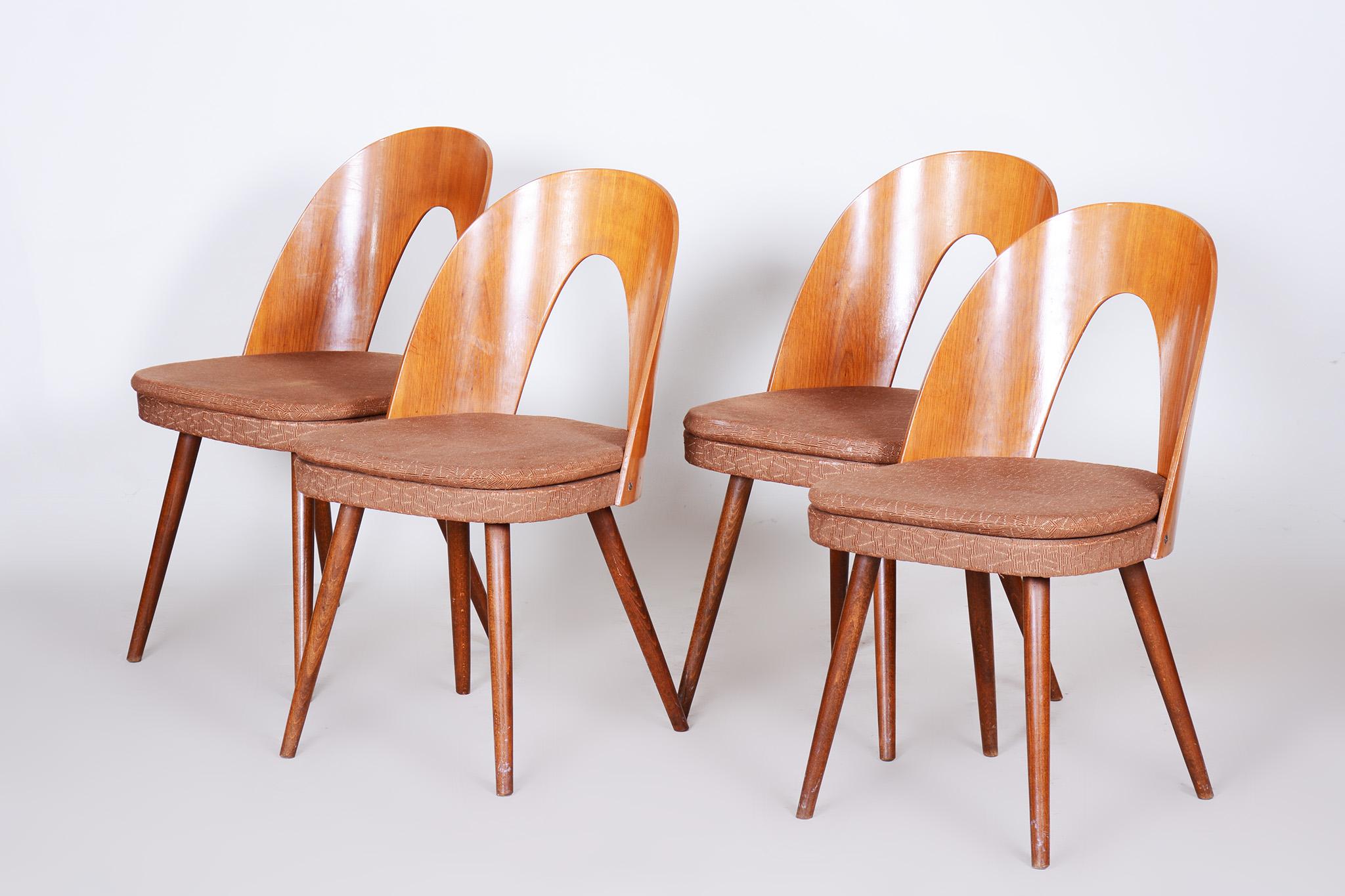 Tissu Ensemble de quatre chaises modernes du milieu du siècle fabriquées en Tchèque dans les années 1950 par Antonn uman en vente