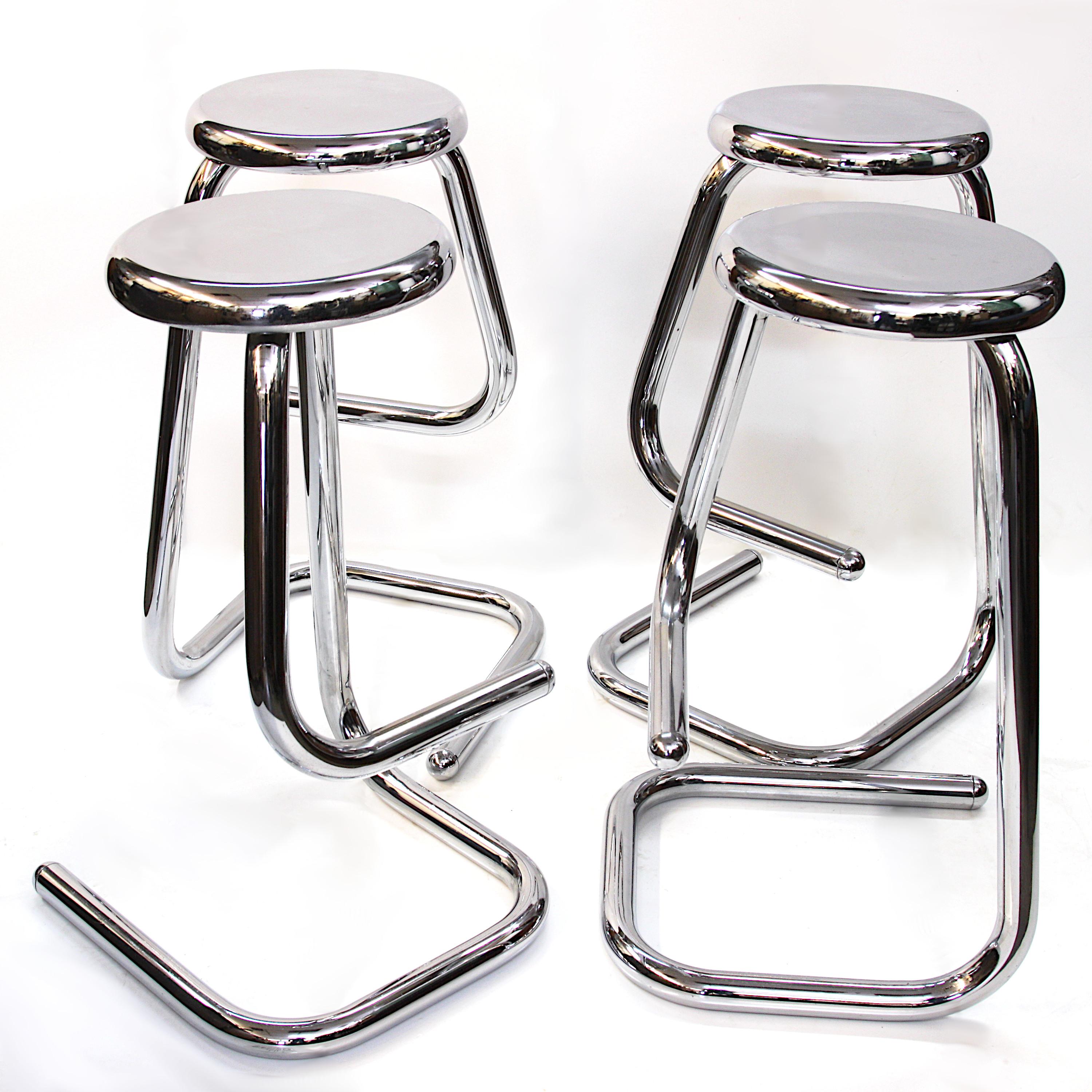 Set di 4 sgabelli da bar Paperclip cromati di Haworth. Progettato da Phillip Salmon, Hamilton e Rein Soosalu, lo sgabello K700 è stato prodotto per la prima volta nel 1969. È il design più famoso della collaborazione triennale tra Hamilton e Salmon