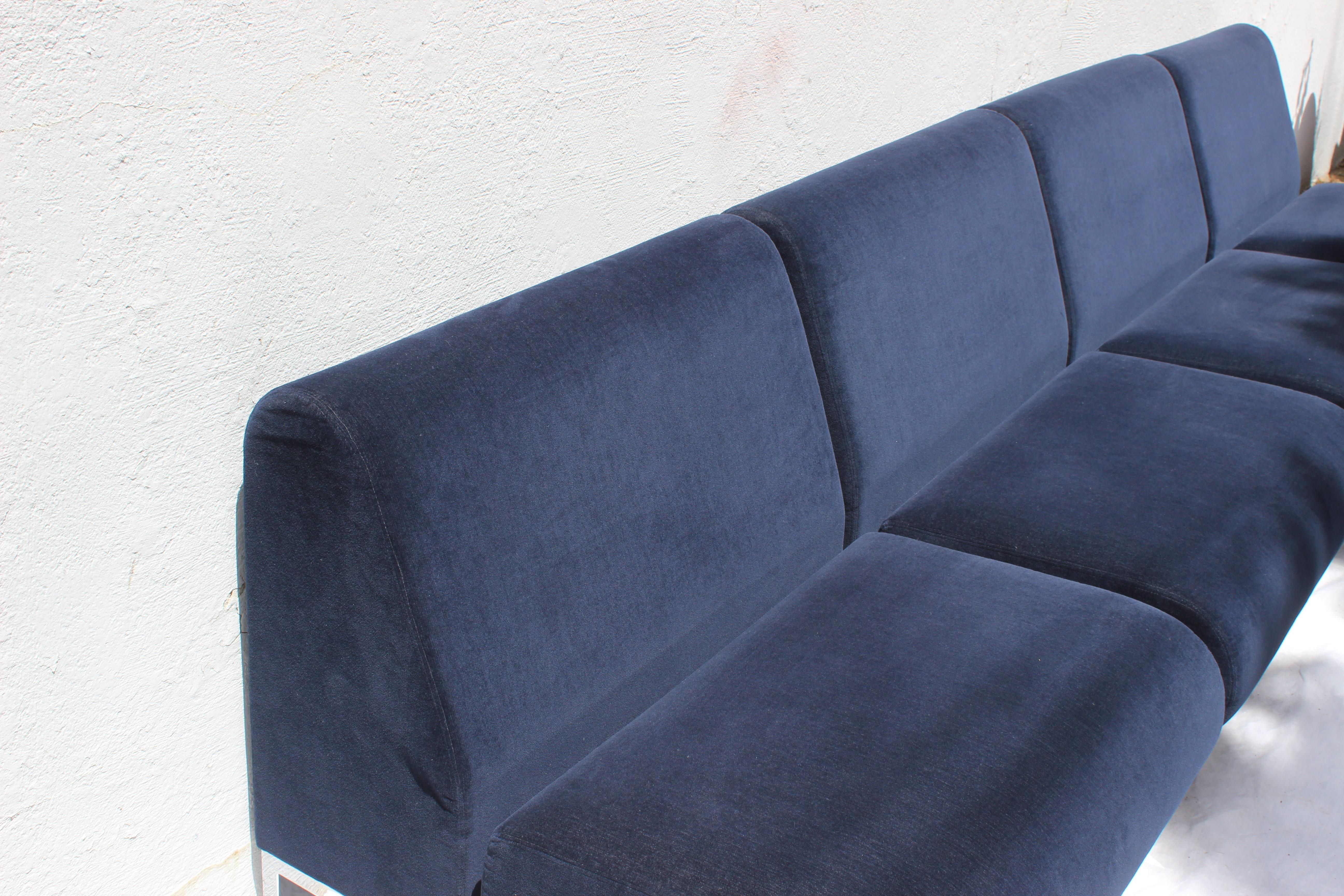 Set di quattro sedie club in stile Mid-Century Modern rivestite in velluto blu di qualità commerciale. Sono un meraviglioso sezionale.

Ognuno di essi misura
31,5