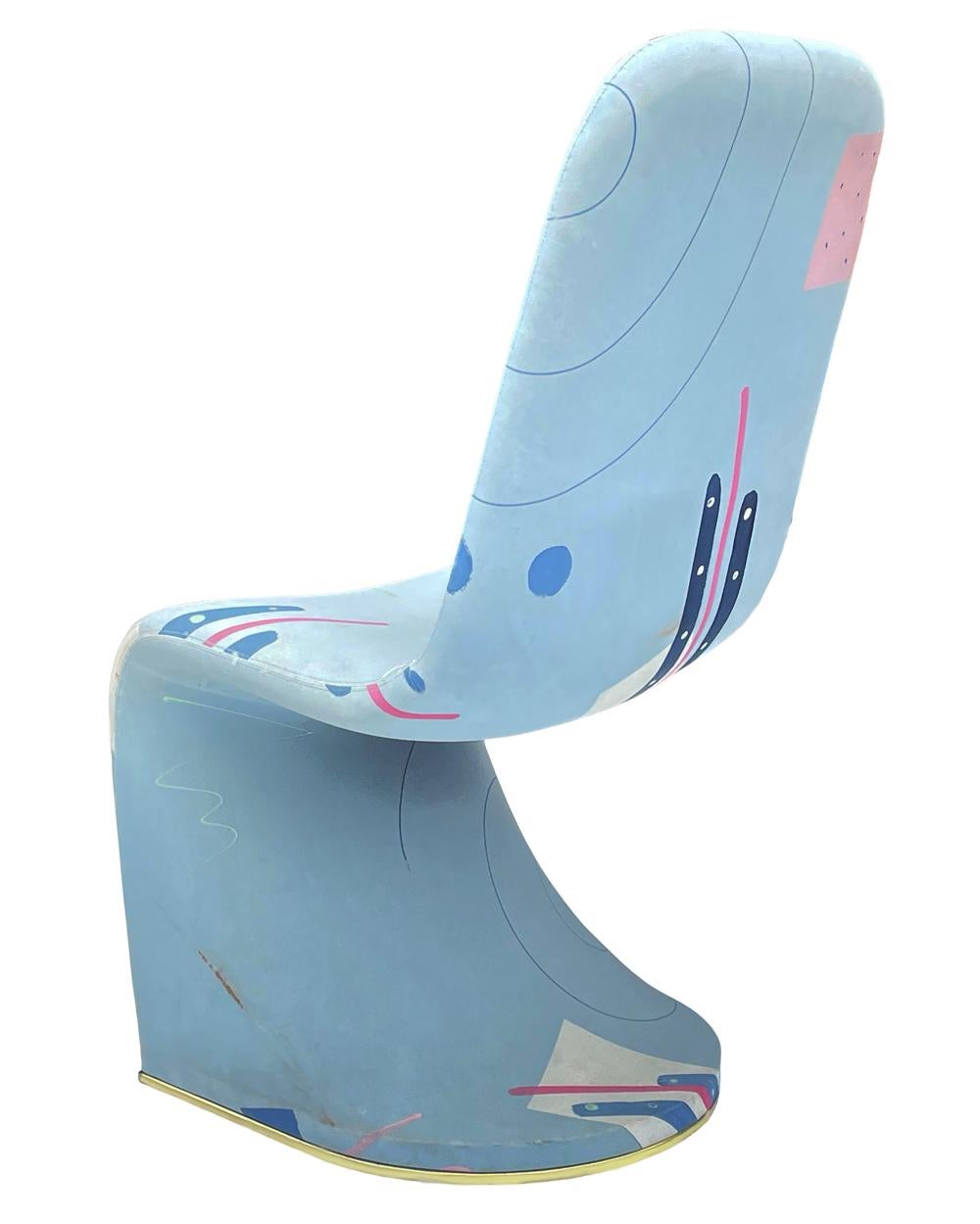Un ensemble funky de quatre chaises curvilignes d'après Verner Panton circa 1980's. Ces chaises ont leur tissu d'origine qui a besoin d'être récupéré. Les bases sont en métal de couleur laiton.