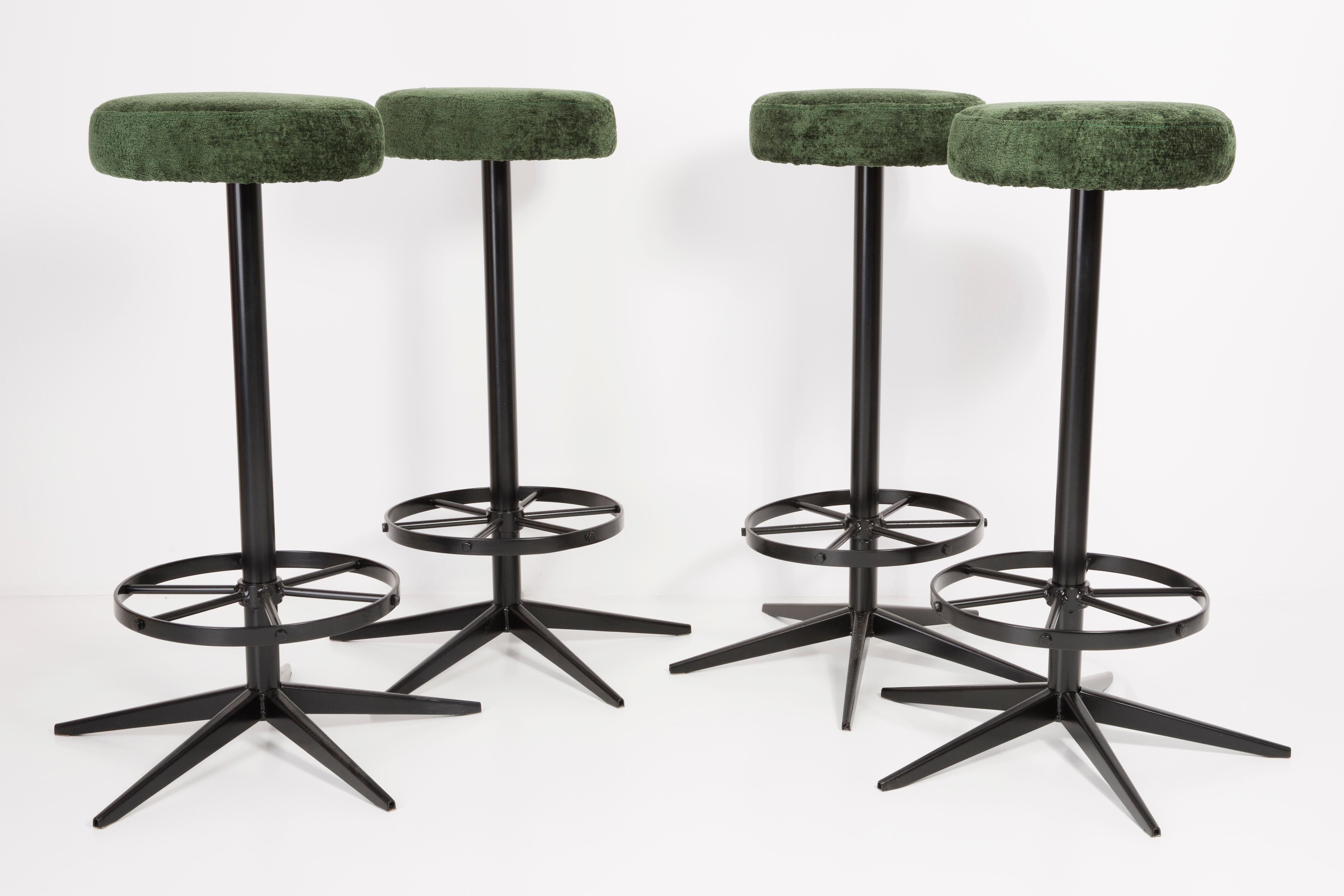 Tabourets du tournant des années 1960. Produit en Allemagne. Magnifique tapisserie italienne vert foncé bien travaillée. Les tabourets se composent d'une partie rembourrée, d'une assise et de pieds en acier noir. Ils ne sont pas réglementés. La