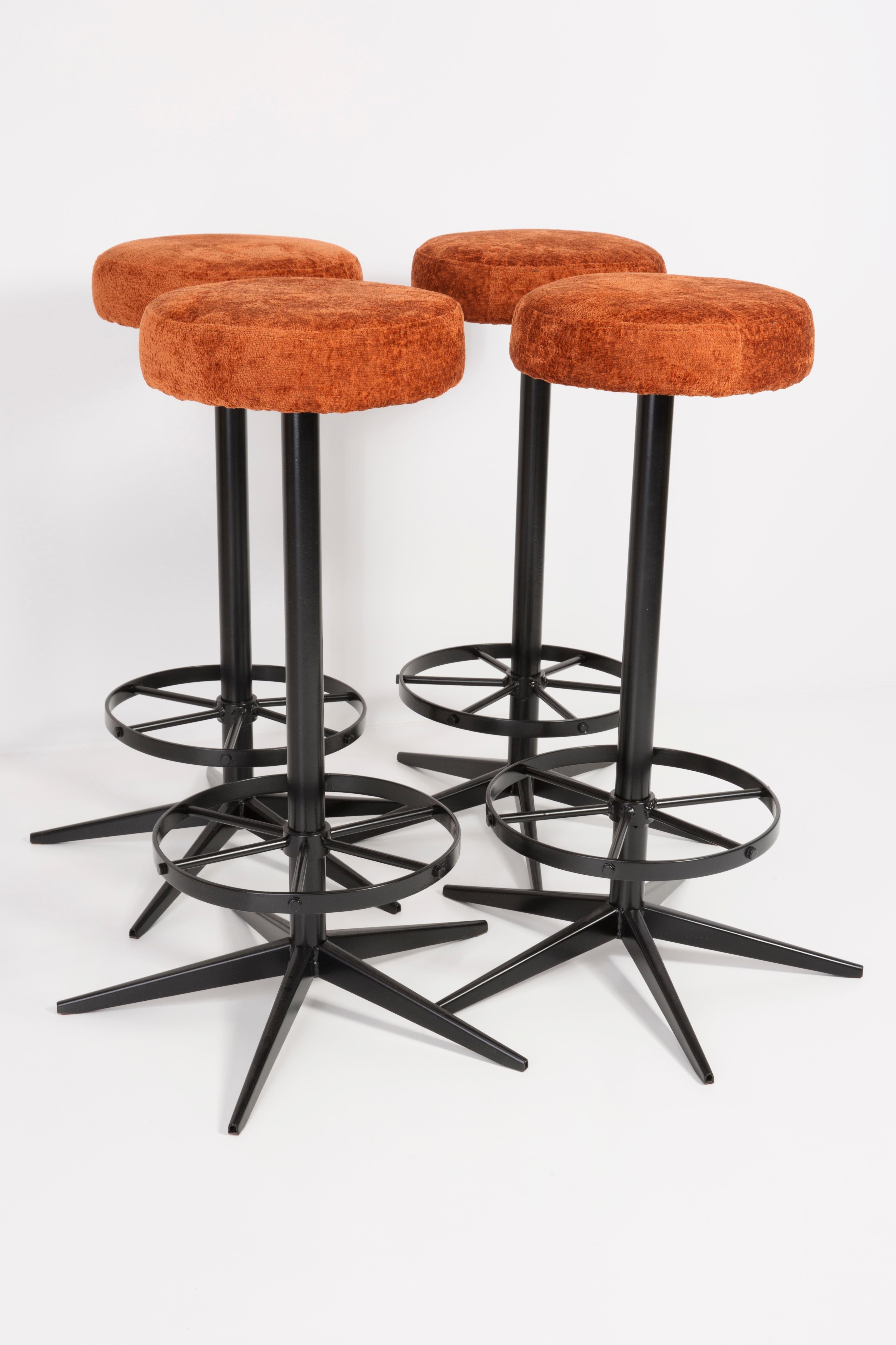Polonais Ensemble de quatre tabourets de bar orange foncé de style mi-siècle moderne, années 1960 en vente