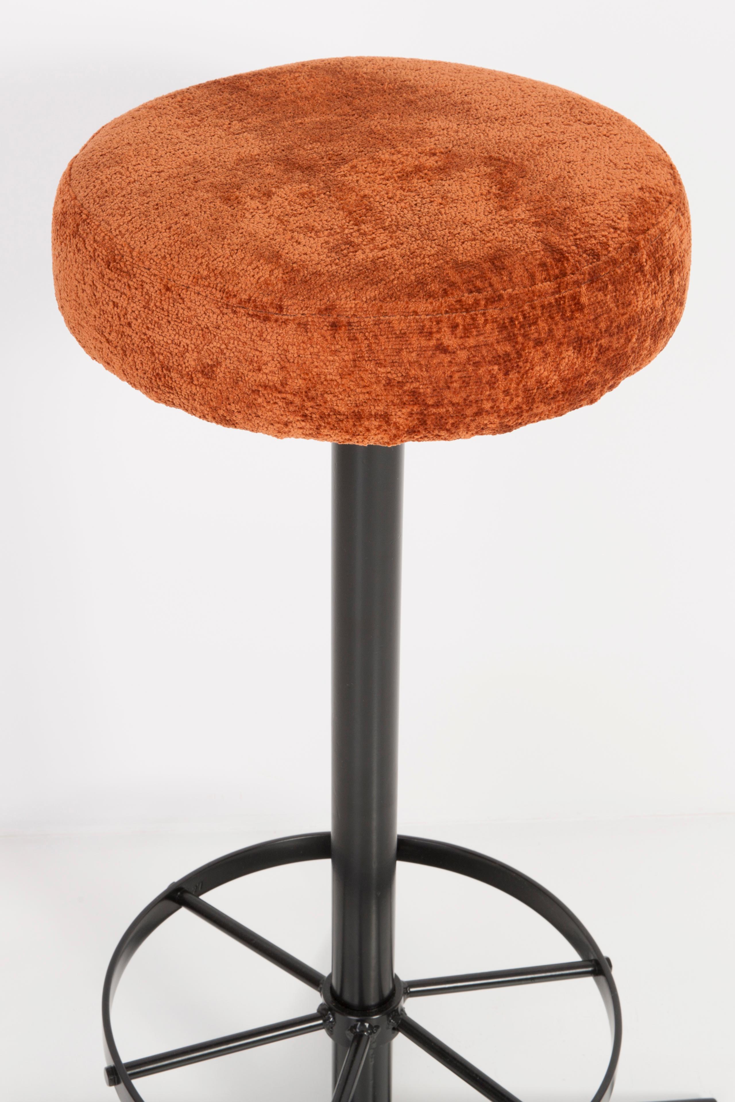 Ensemble de quatre tabourets de bar orange foncé de style mi-siècle moderne, années 1960 Excellent état - En vente à 05-080 Hornowek, PL