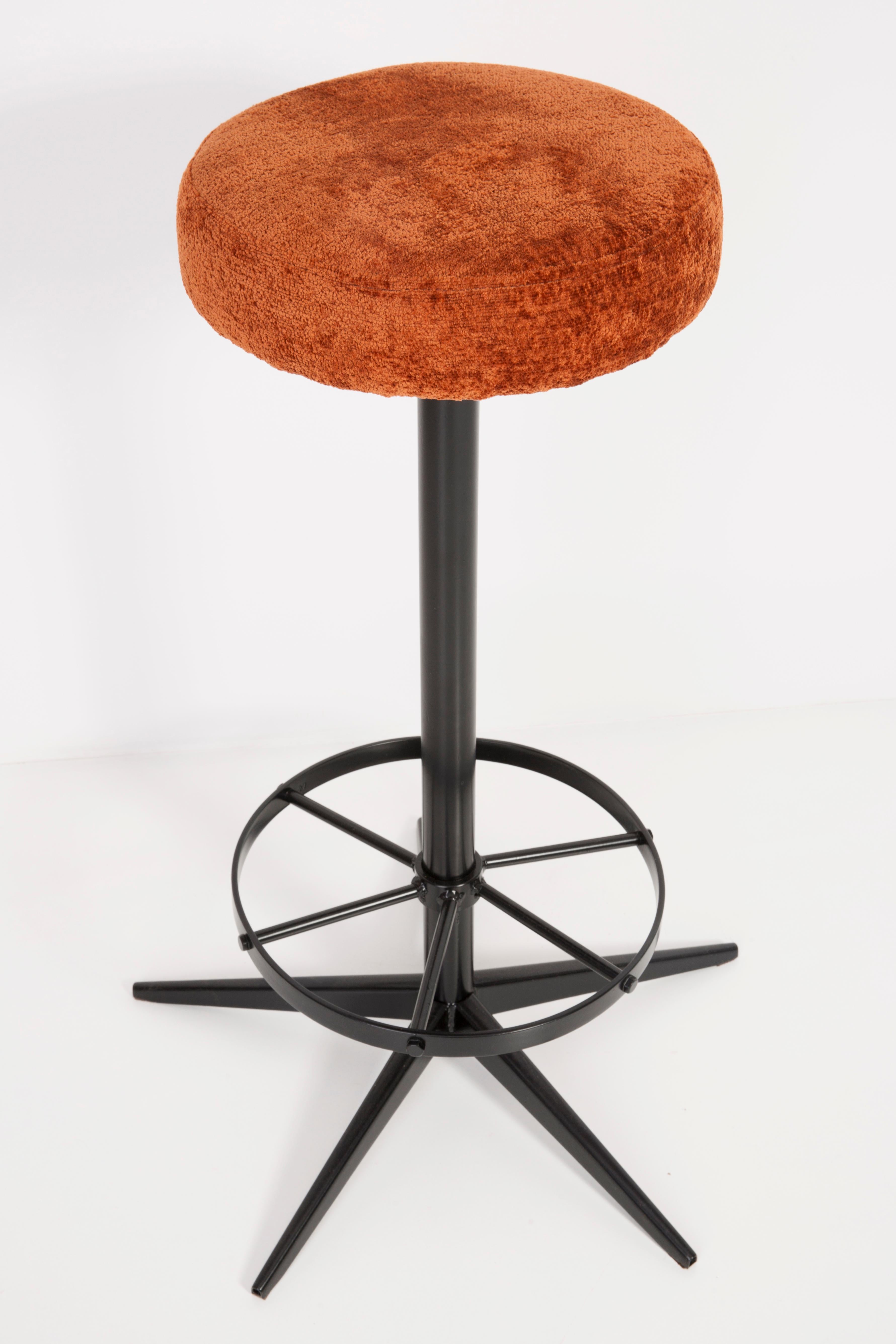 20ième siècle Ensemble de quatre tabourets de bar orange foncé de style mi-siècle moderne, années 1960 en vente