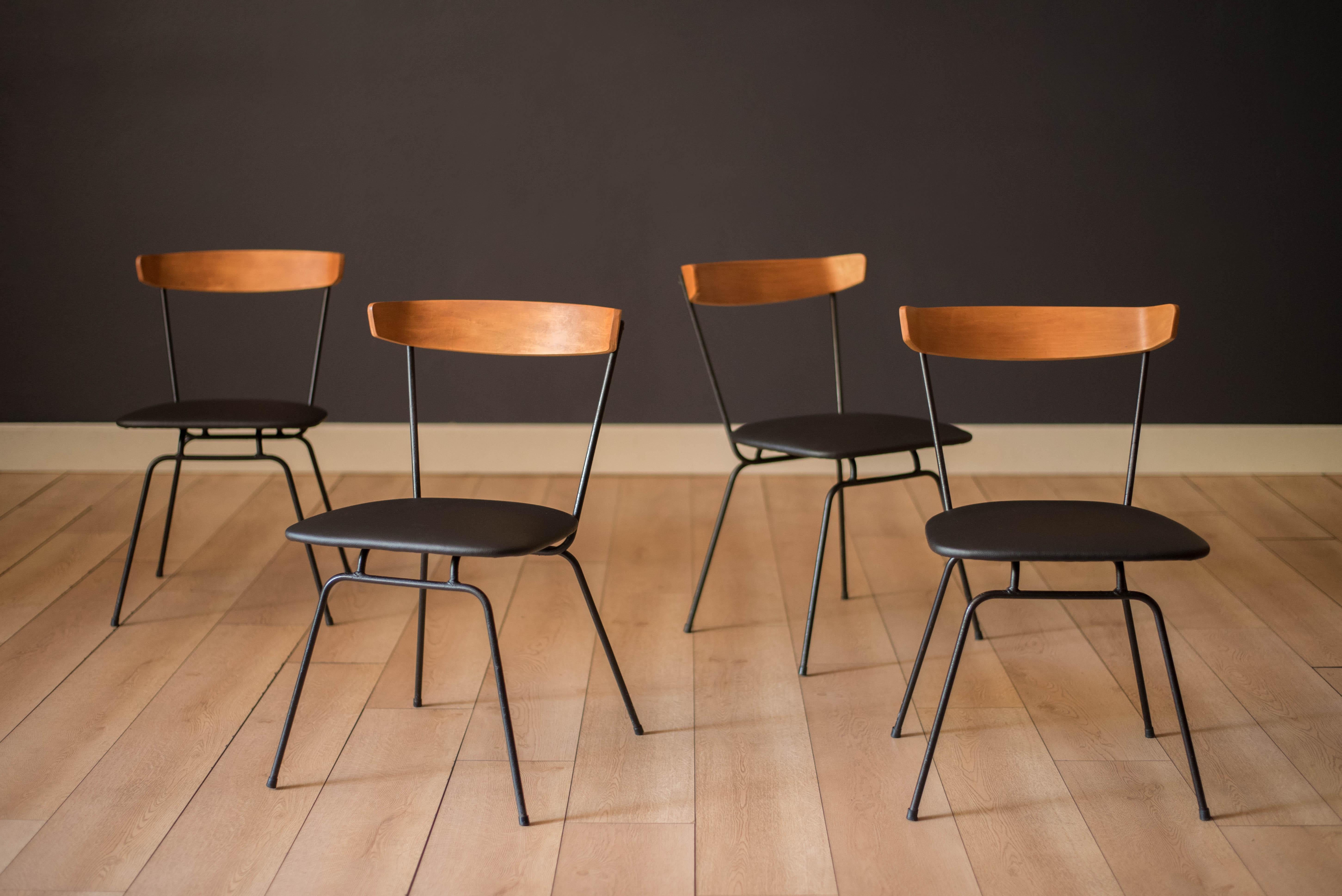 Sillas de comedor modernas de mediados de siglo diseñadas por Clifford Pascoe para Modernmasters Inc. hacia la década de 1950. Presenta un respaldo de madera esculpida sostenido por una robusta estructura de hierro negro. Los asientos se han