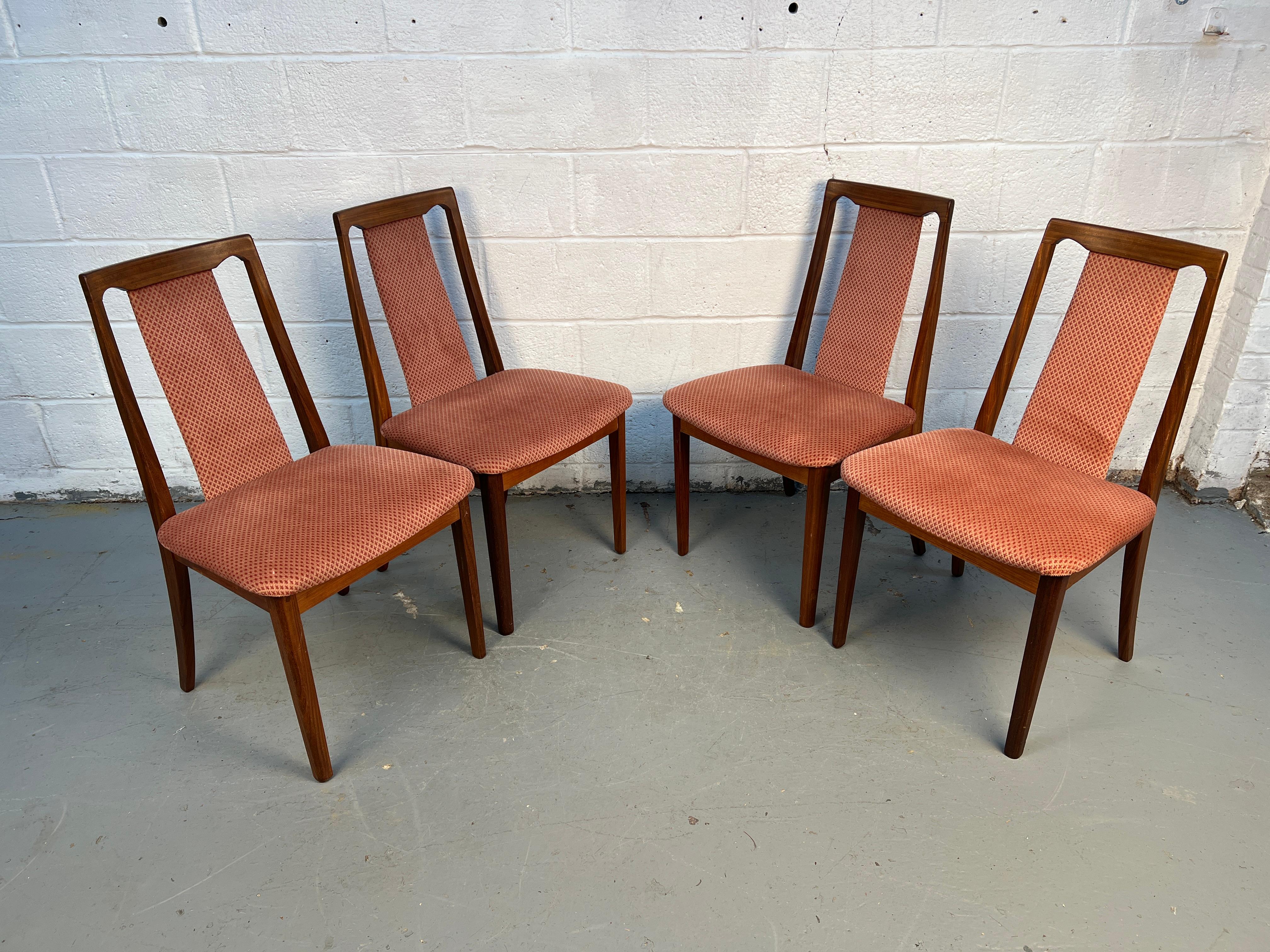 Elegant ensemble de quatre chaises de salle à manger modernes du milieu du siècle par G-Plan Furniture. Conçue de manière experte avec des lignes épurées et des cadres en bois chaleureux, chaque chaise est dotée d'une assise rembourrée confortable