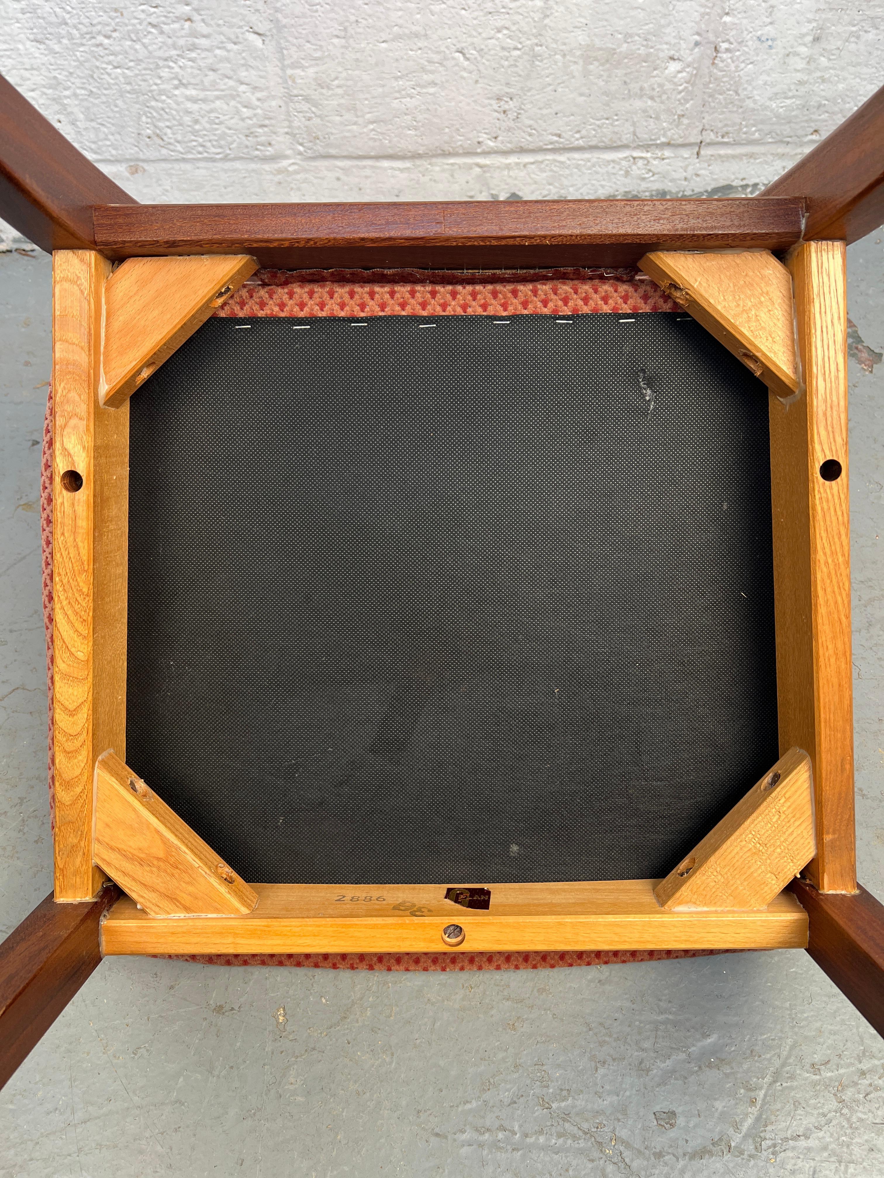 Ensemble de quatre chaises de salle à manger modernes du milieu du siècle par G Plan Furniture en vente 3