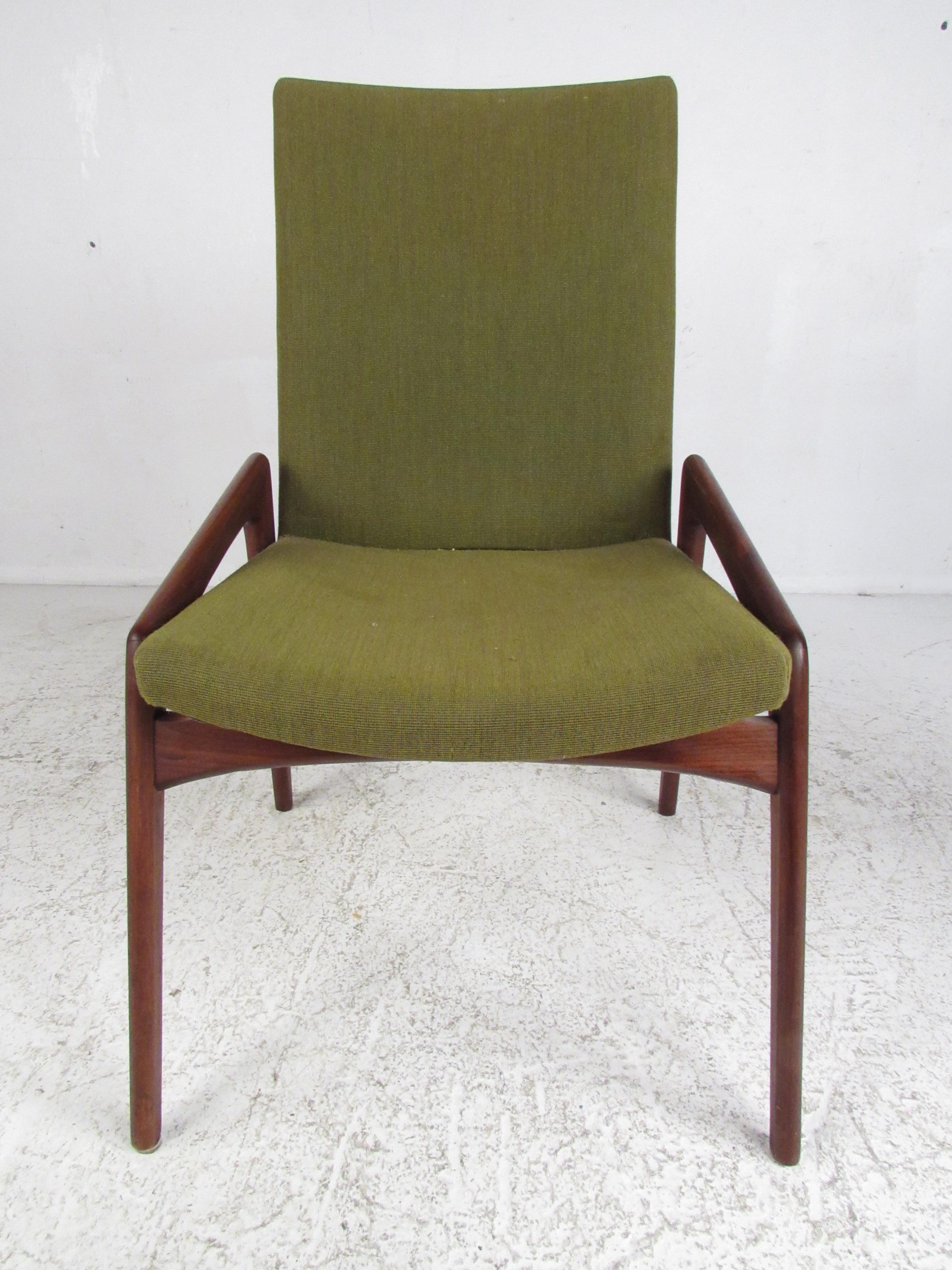 Late 20th Century Set of Four Mid-Century Modern Dining Chairs by John Stuart