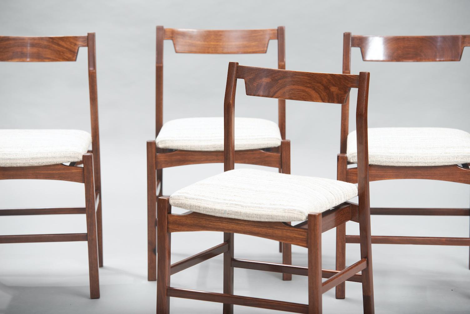 Verni Ensemble de quatre chaises de salle à manger mi-siècle moderne en vente