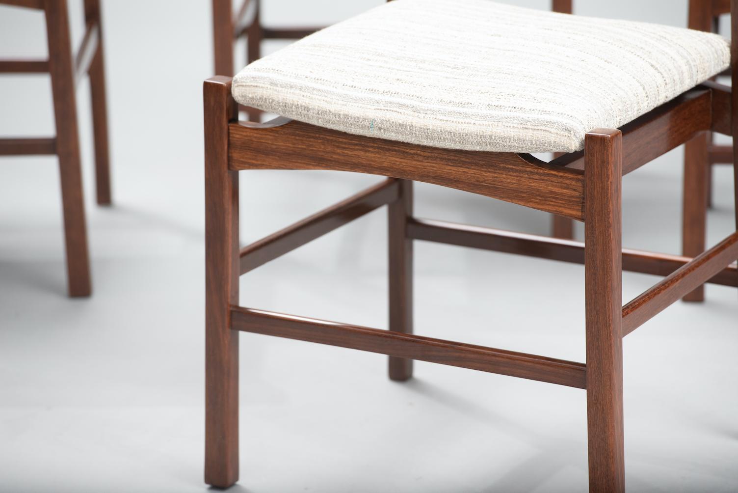 Tissu Ensemble de quatre chaises de salle à manger mi-siècle moderne en vente