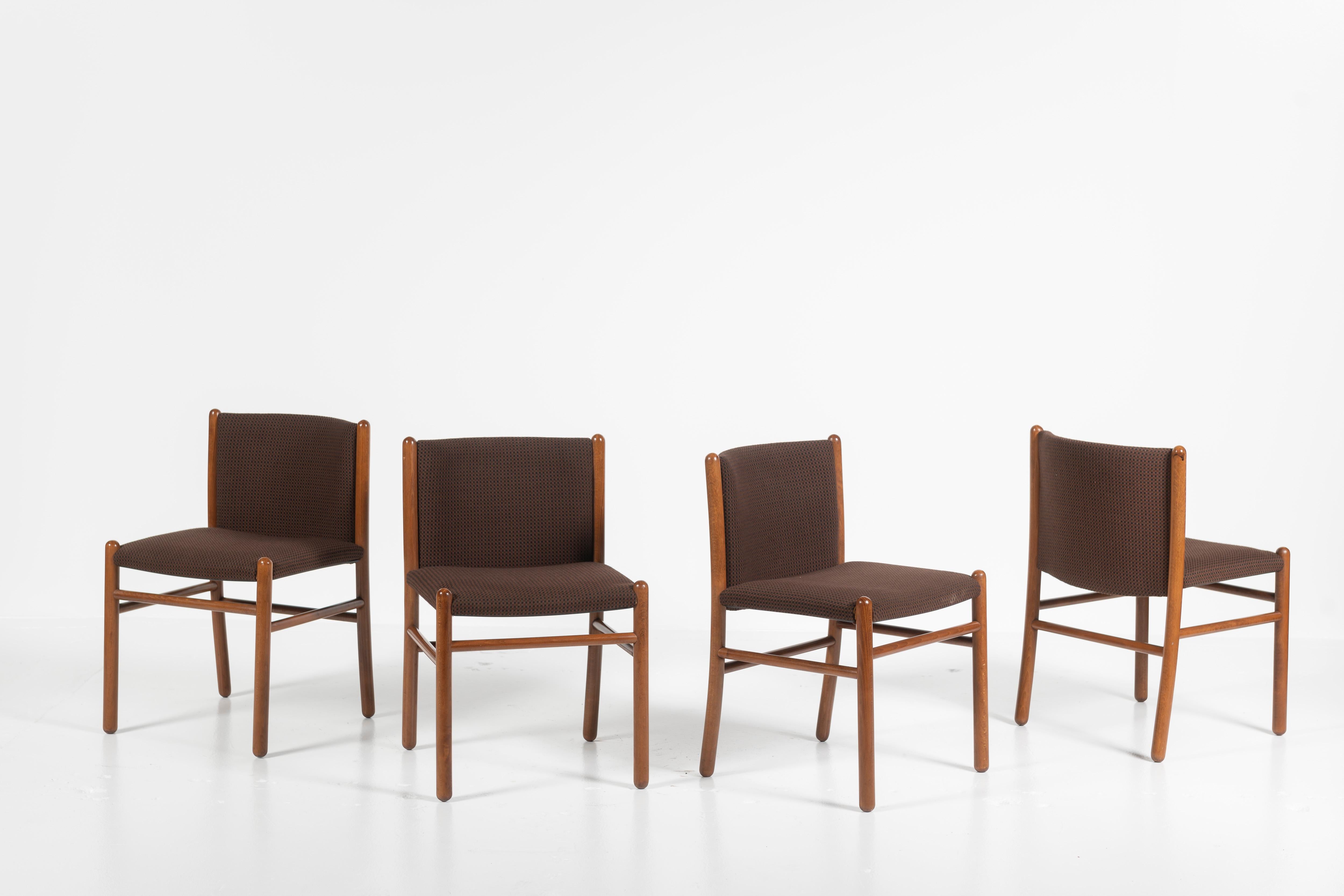 Vendues en lot de quatre, ces chaises de salle à manger, conçues par Gianfranco Frattini pour Lema S.P.A., Italie, sont en bon état, avec quelques rayures sur les pieds. Les chaises sont recouvertes d'un tissu d'origine, mais une nouvelle tapisserie