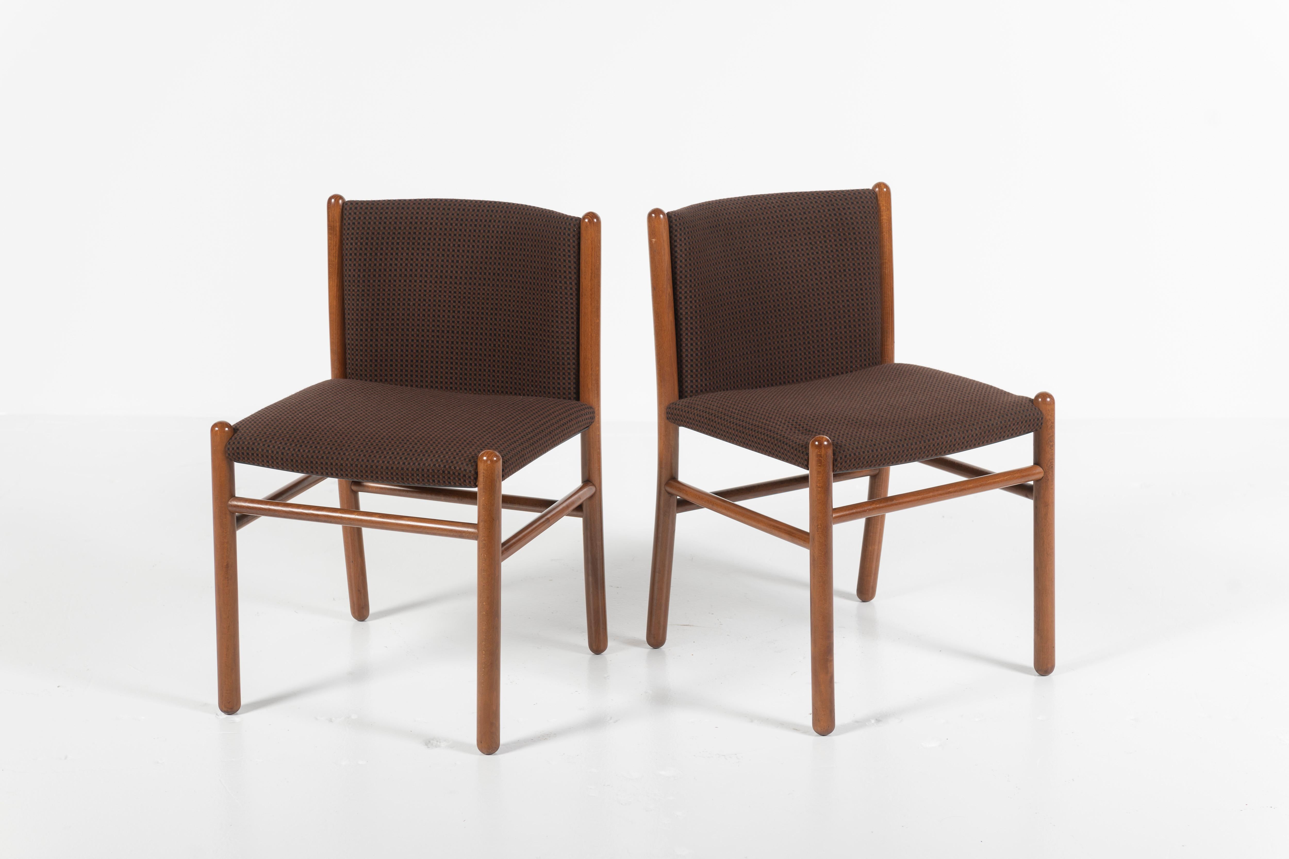 Tissu d'ameublement Ensemble de quatre chaises de salle à manger mi-siècle moderne, Gianfranco Frattini, Italie, années 1960 en vente