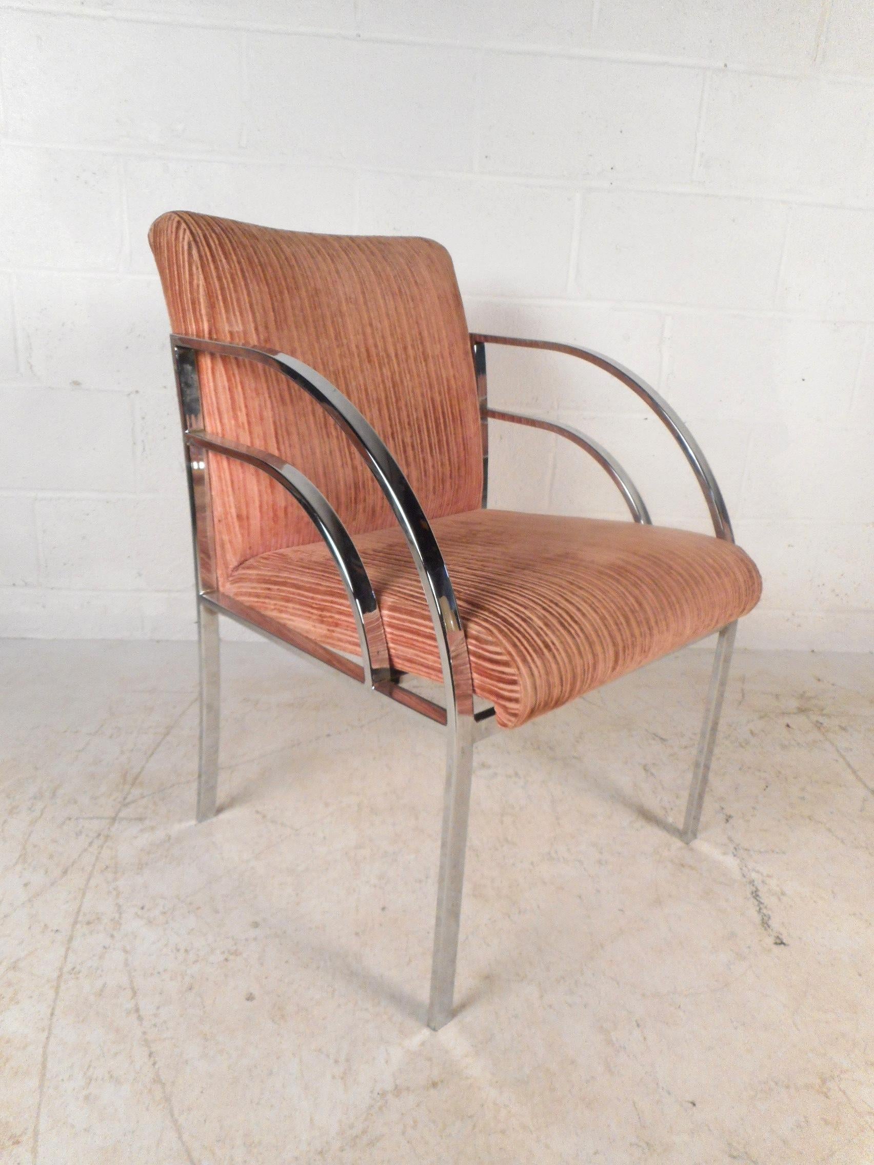 Ce magnifique ensemble de quatre chaises modernes vintage est doté d'accoudoirs chromés arqués et d'un joli rembourrage rose. Le design épuré se caractérise par un lourd cadre chromé à barre plate et un tissu texturé en velours côtelé qui recouvre