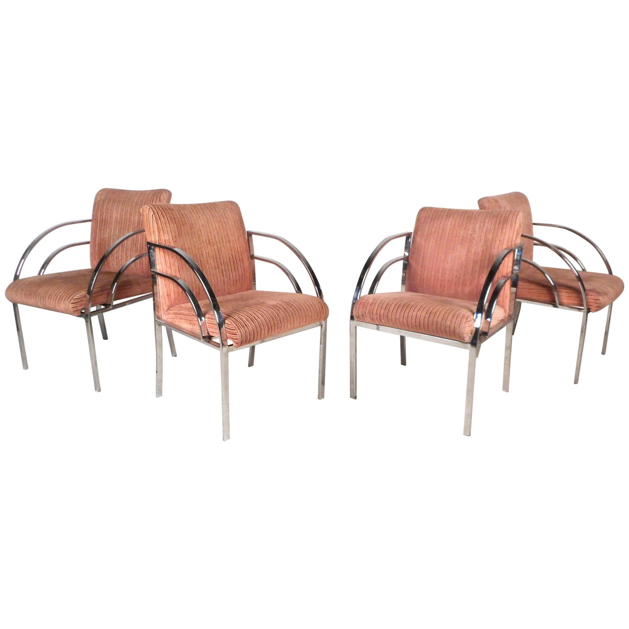 Ensemble de quatre chaises de salle à manger de style mi-siècle moderne dans le style de Milo Baughman en vente