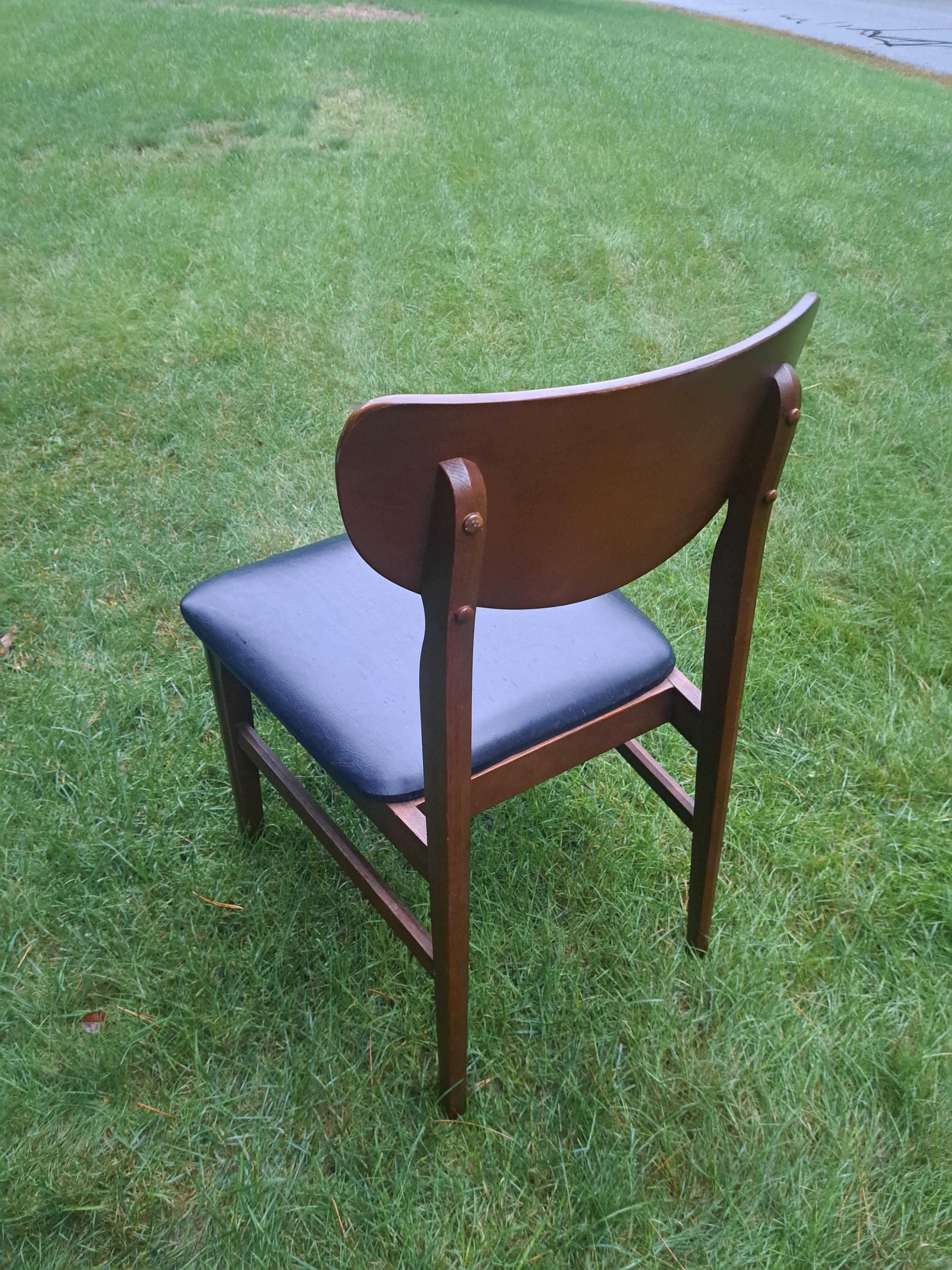 Mid-Century moderno Set di quattro sedie da sala da pranzo moderne del Medioevo in vendita