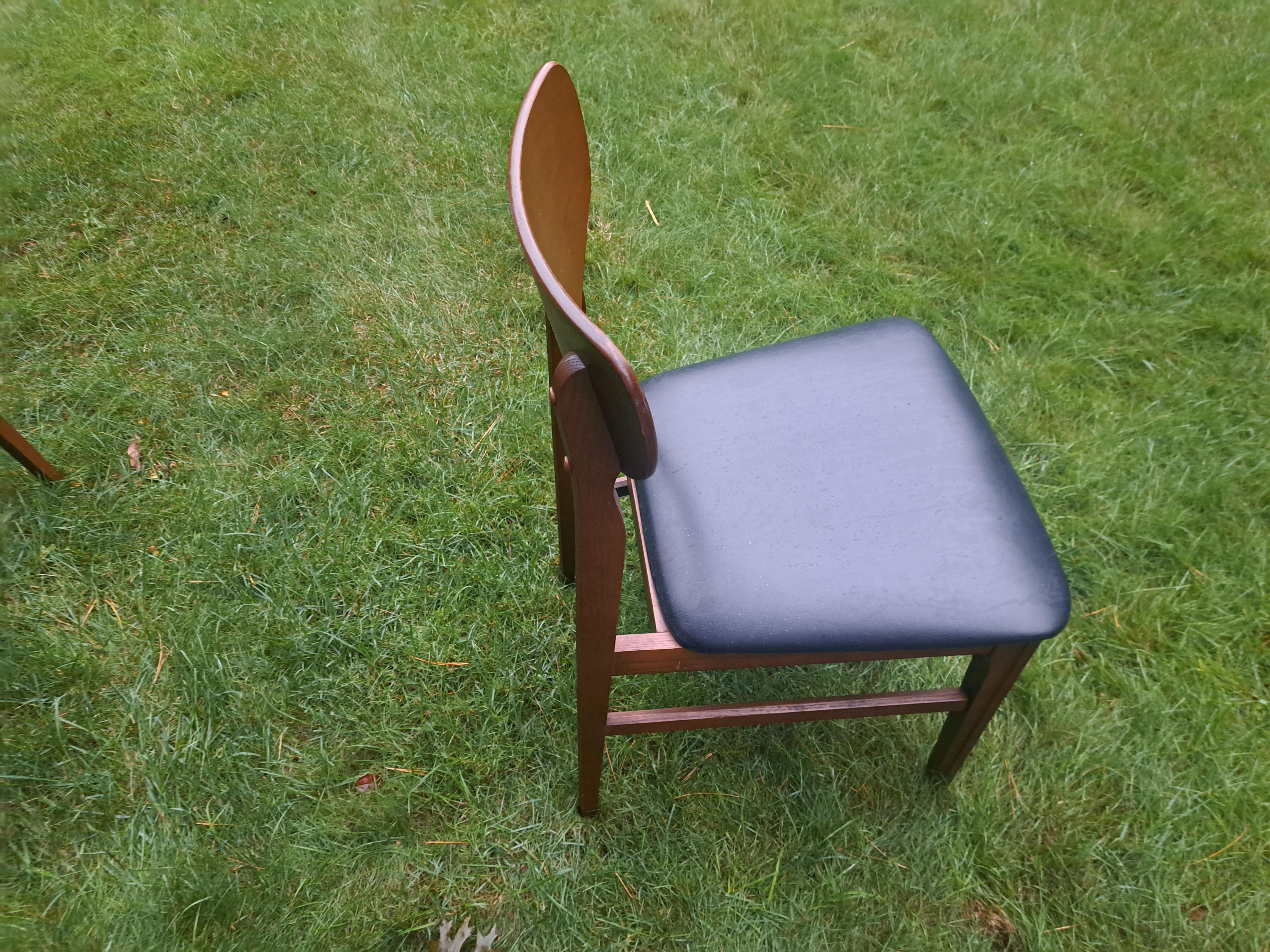 Americano Set di quattro sedie da sala da pranzo moderne del Medioevo in vendita