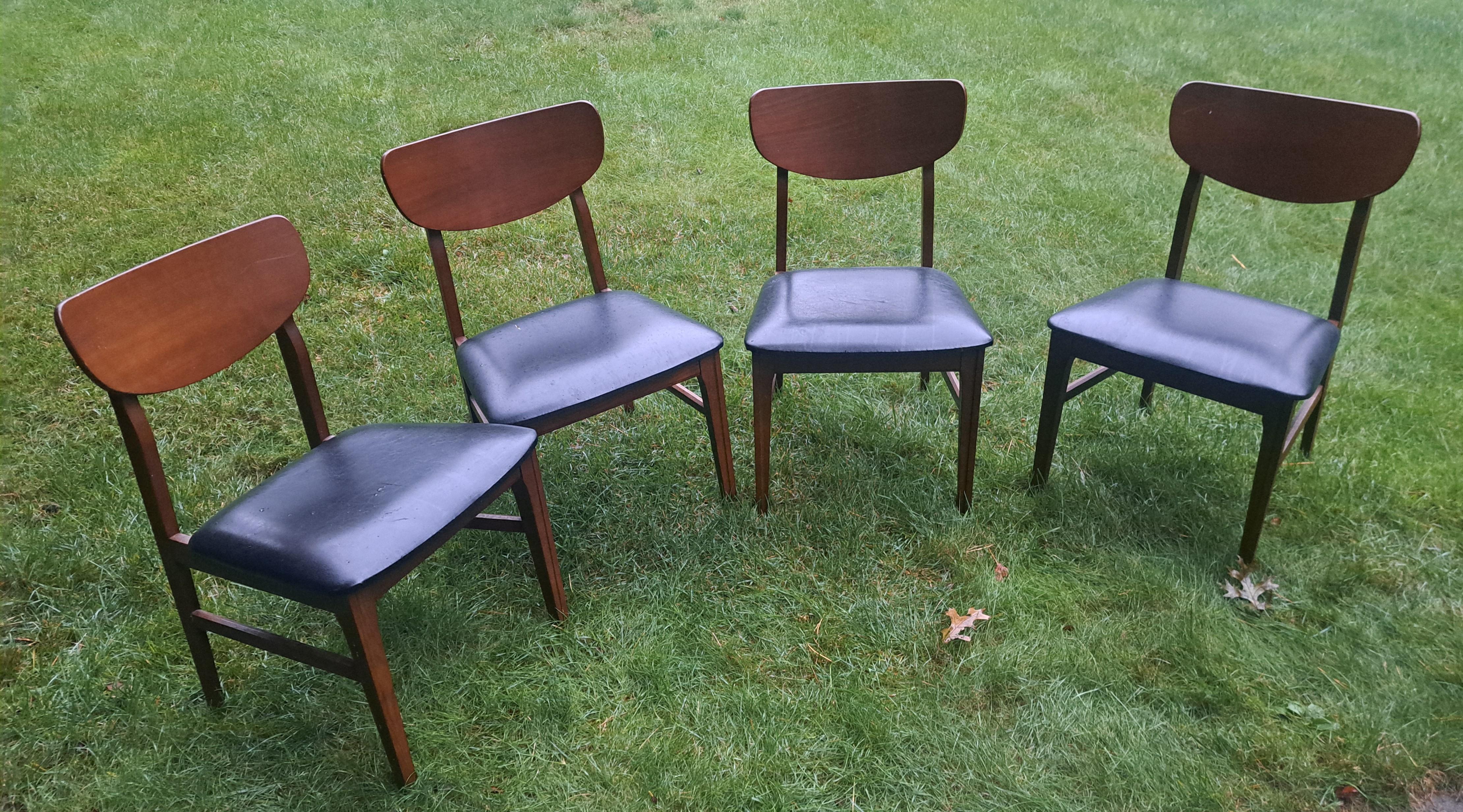 Set di quattro sedie da sala da pranzo moderne del Medioevo In condizioni buone in vendita a East Freetown, MA