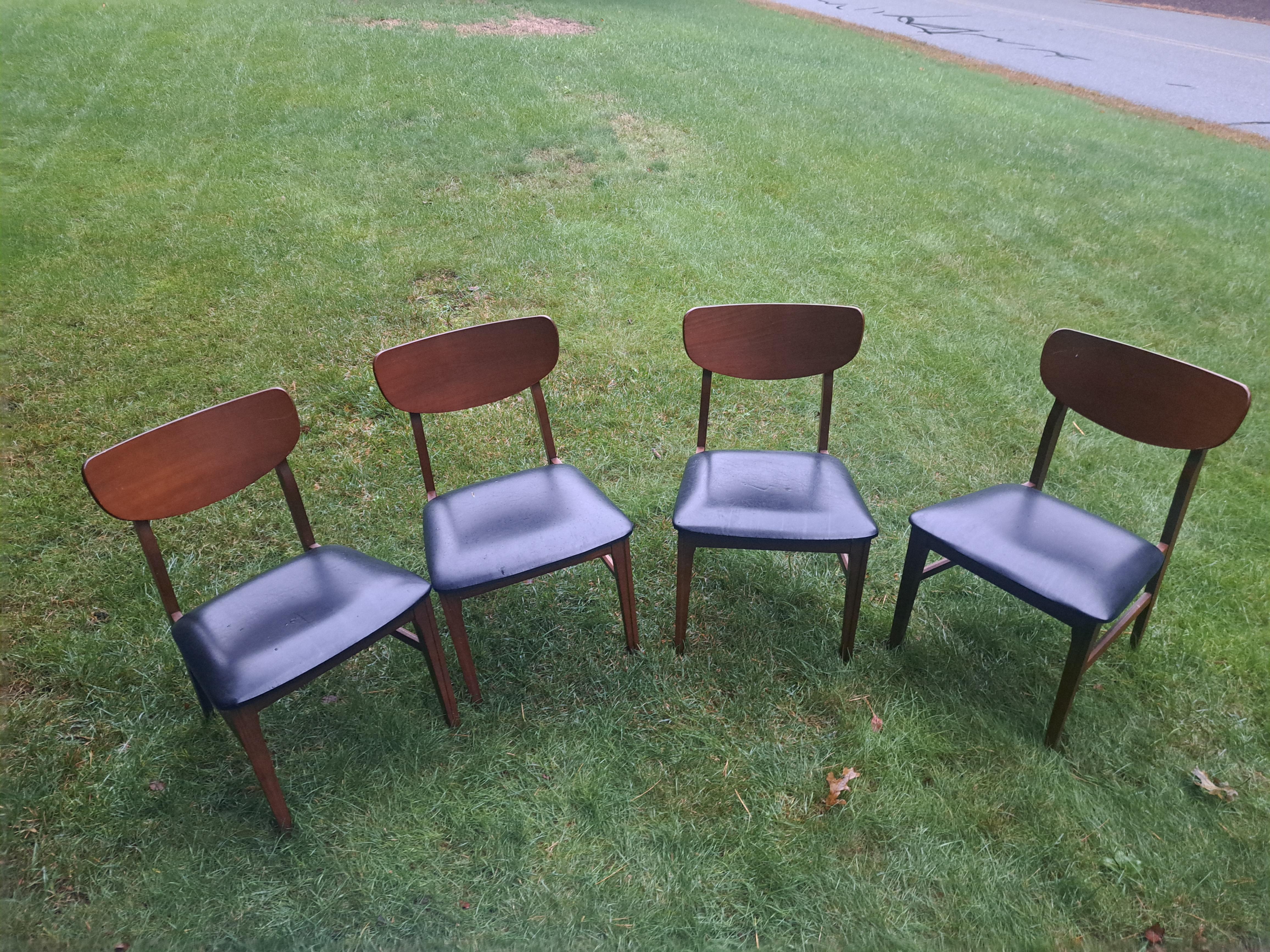 XX secolo Set di quattro sedie da sala da pranzo moderne del Medioevo in vendita