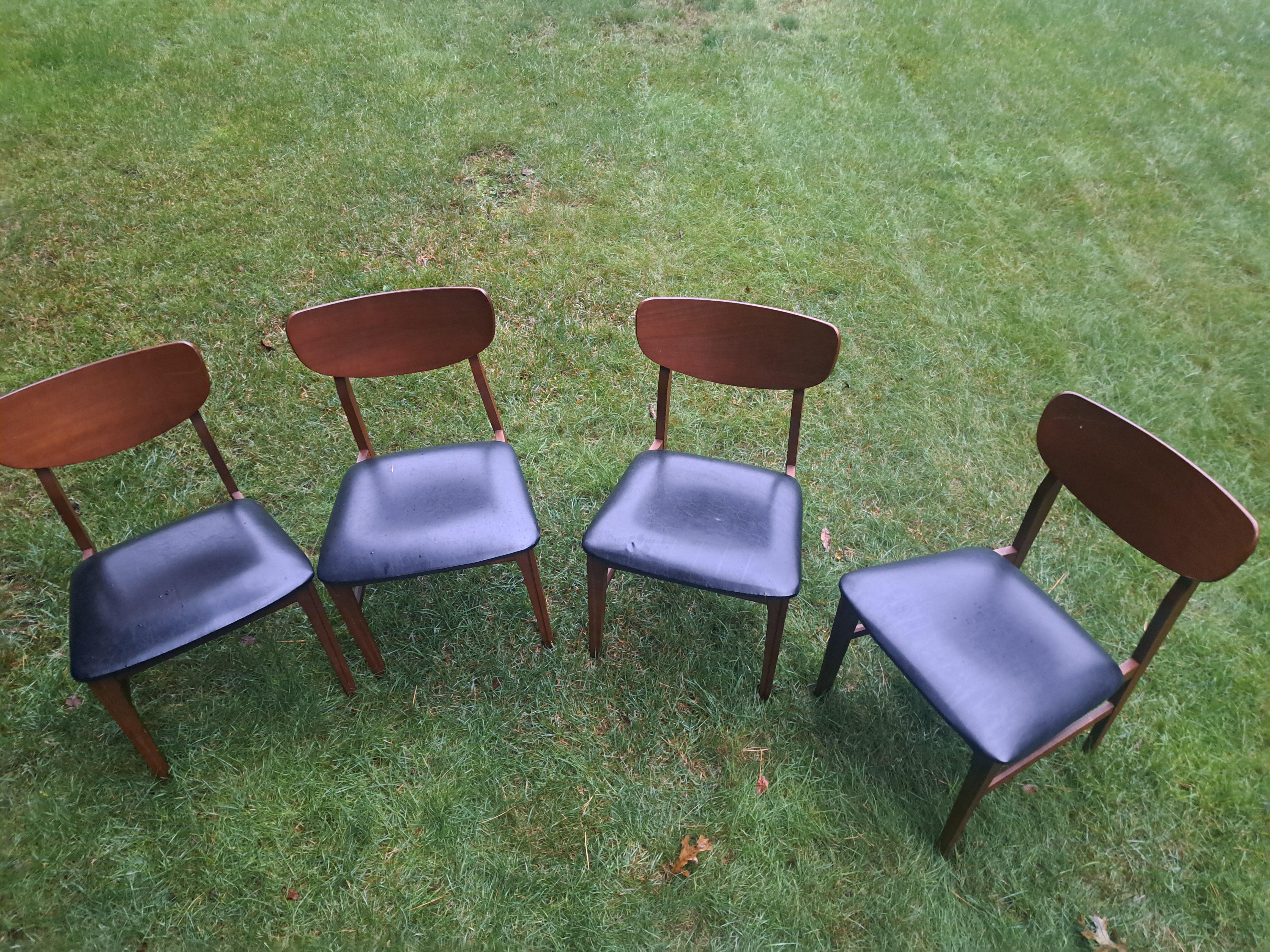 Legno Set di quattro sedie da sala da pranzo moderne del Medioevo in vendita