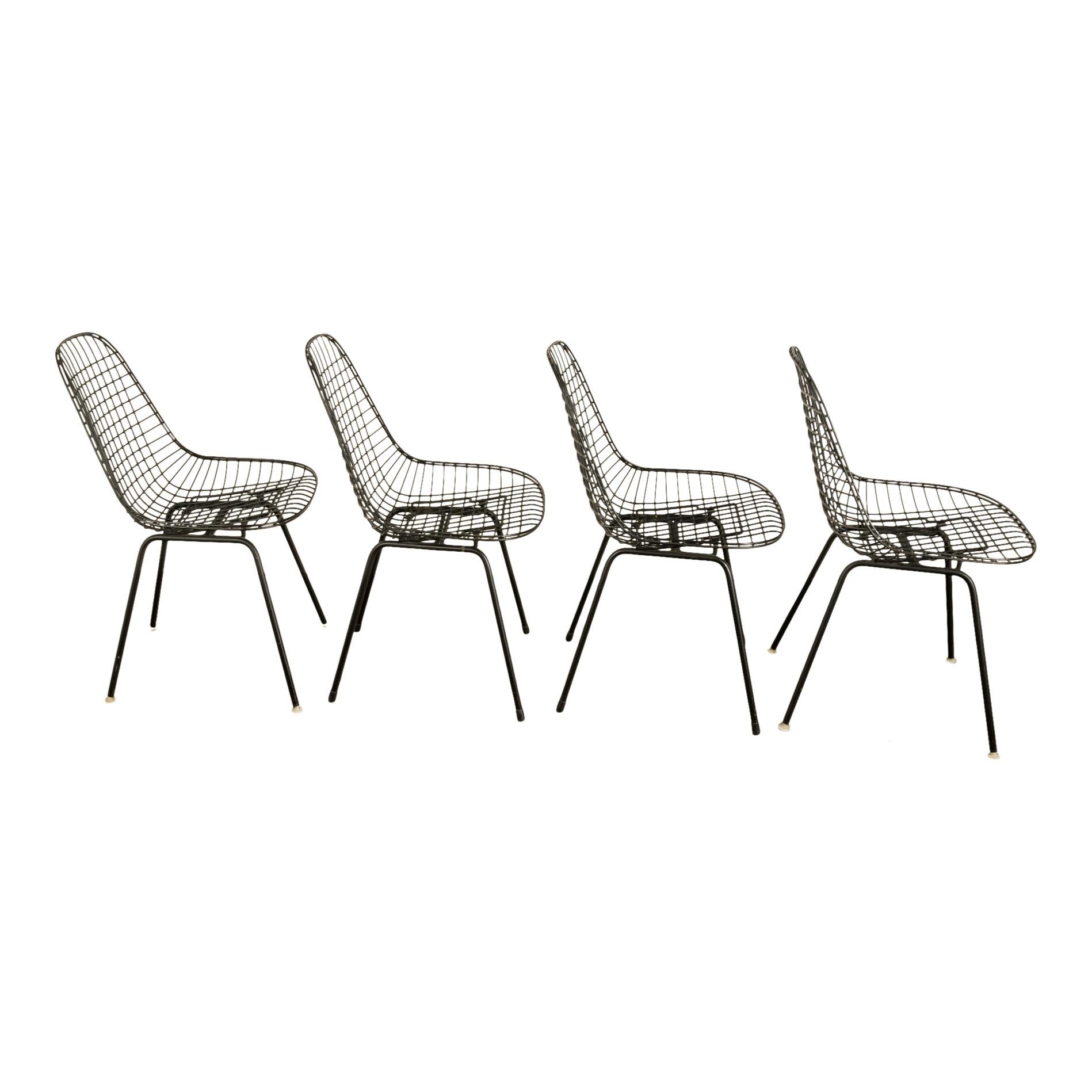 Satz von vier Mid Century Modern Eames DKX Black Powder-Coated Wire Chairs im Zustand „Gut“ im Angebot in Portland, OR