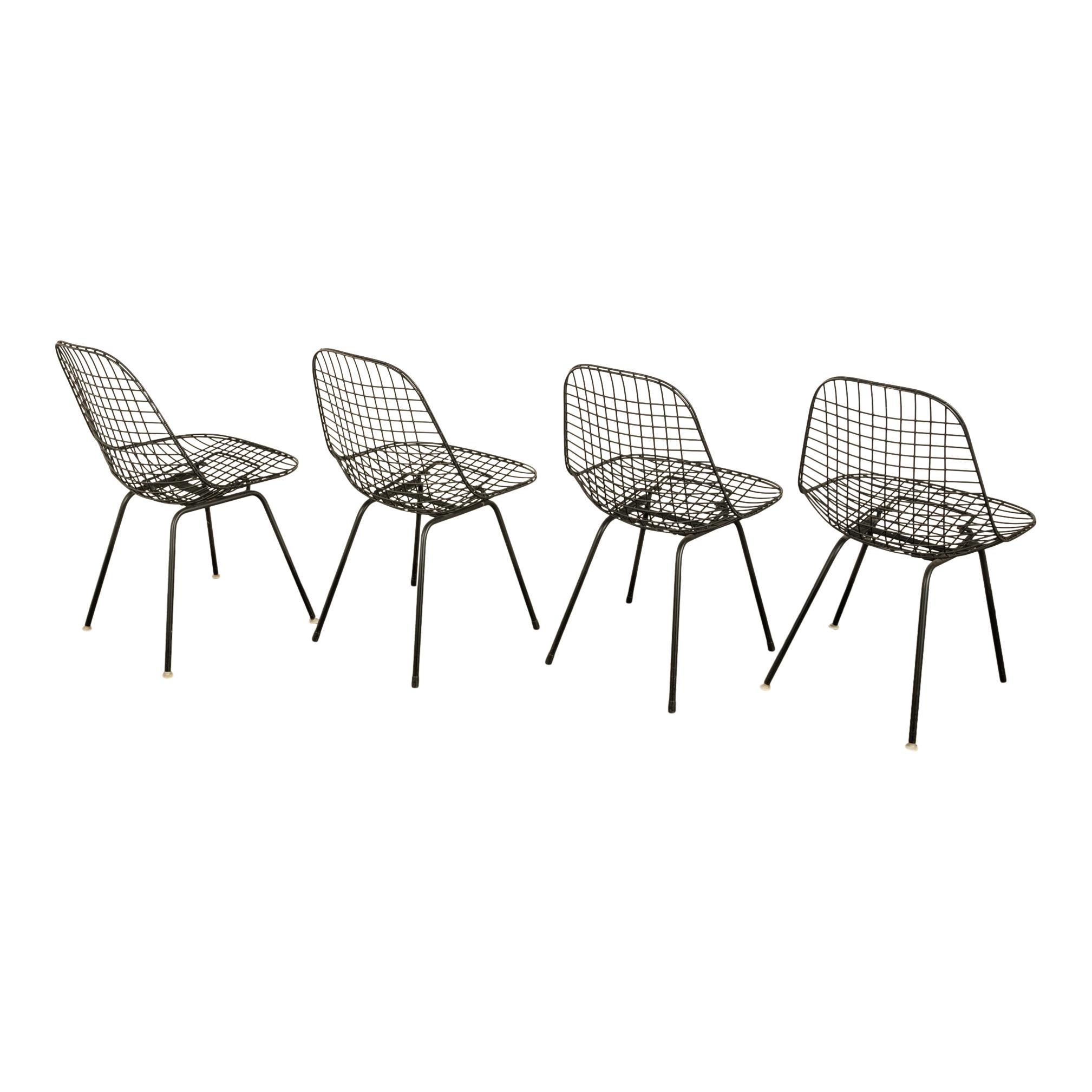 Satz von vier Mid Century Modern Eames DKX Black Powder-Coated Wire Chairs (Mitte des 20. Jahrhunderts) im Angebot