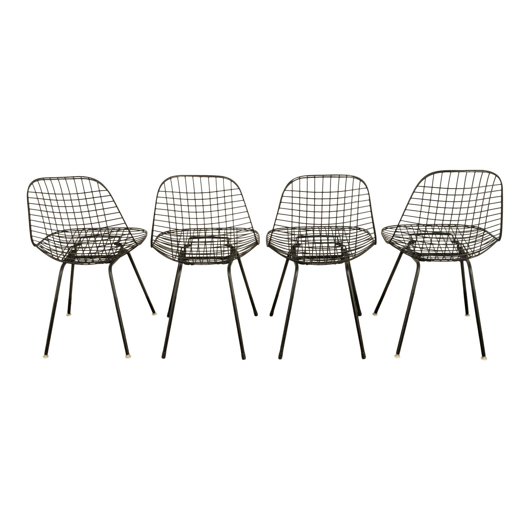 Satz von vier Mid Century Modern Eames DKX Black Powder-Coated Wire Chairs (Stahl) im Angebot