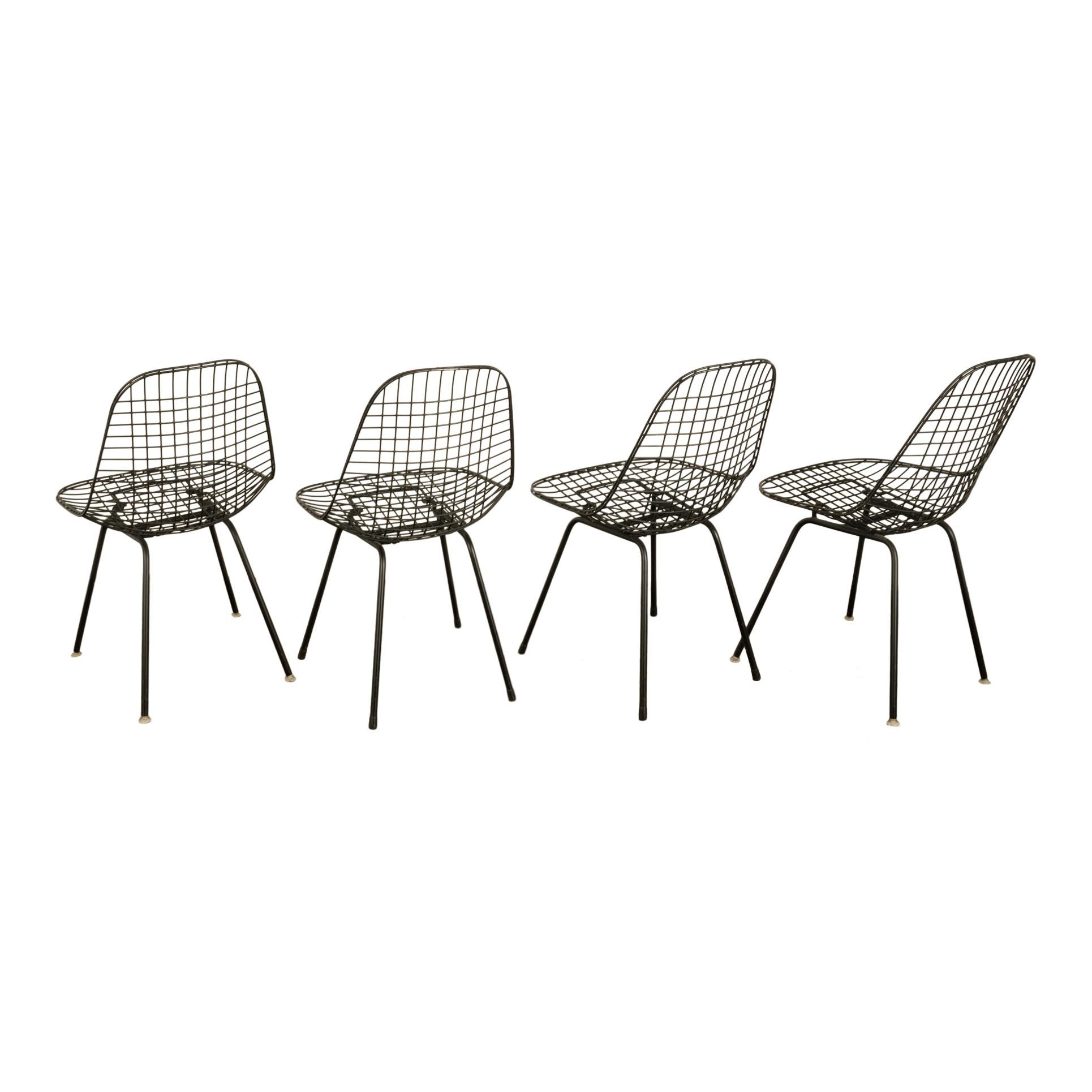 Satz von vier Mid Century Modern Eames DKX Black Powder-Coated Wire Chairs im Angebot 1