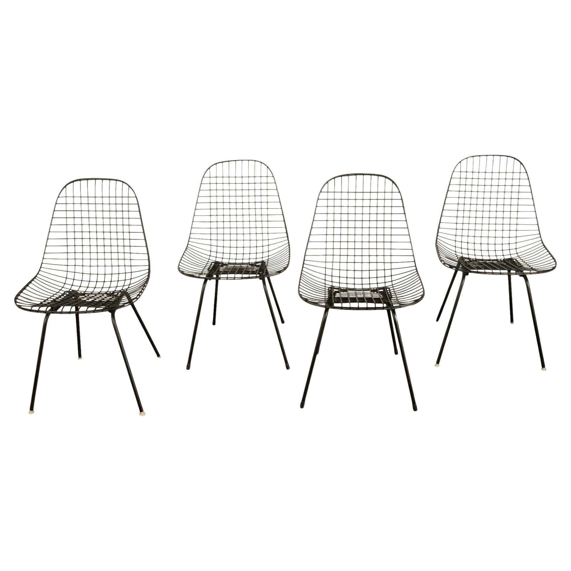 Juego de cuatro sillas de alambre recubiertas de polvo negro Eames DKX Mid Century Modern