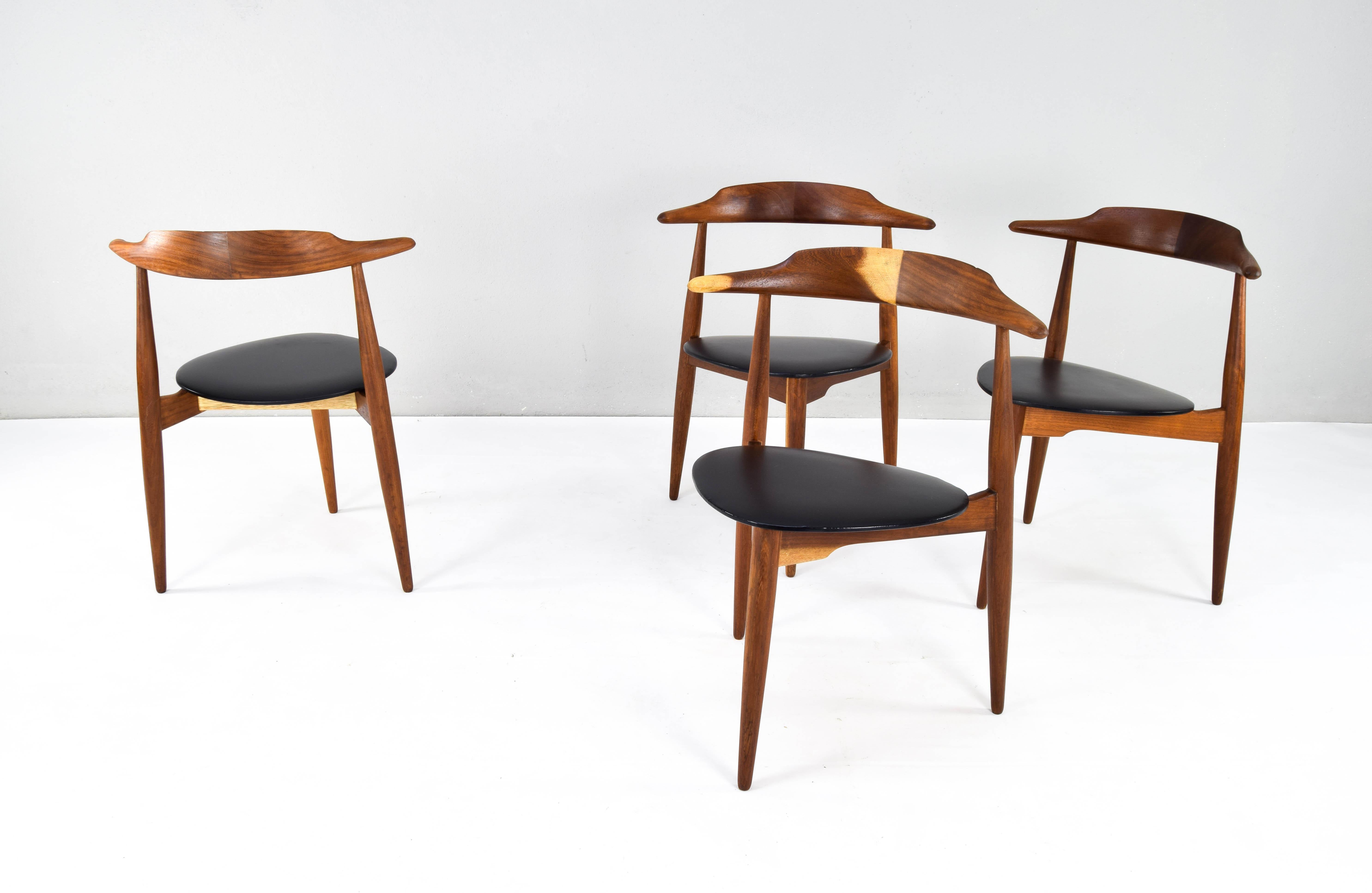 Set of Four Mid-Century Modern Hans Wegner 4104 Heart Dining Chairs, Denmark 50s In Good Condition In Escalona, Toledo