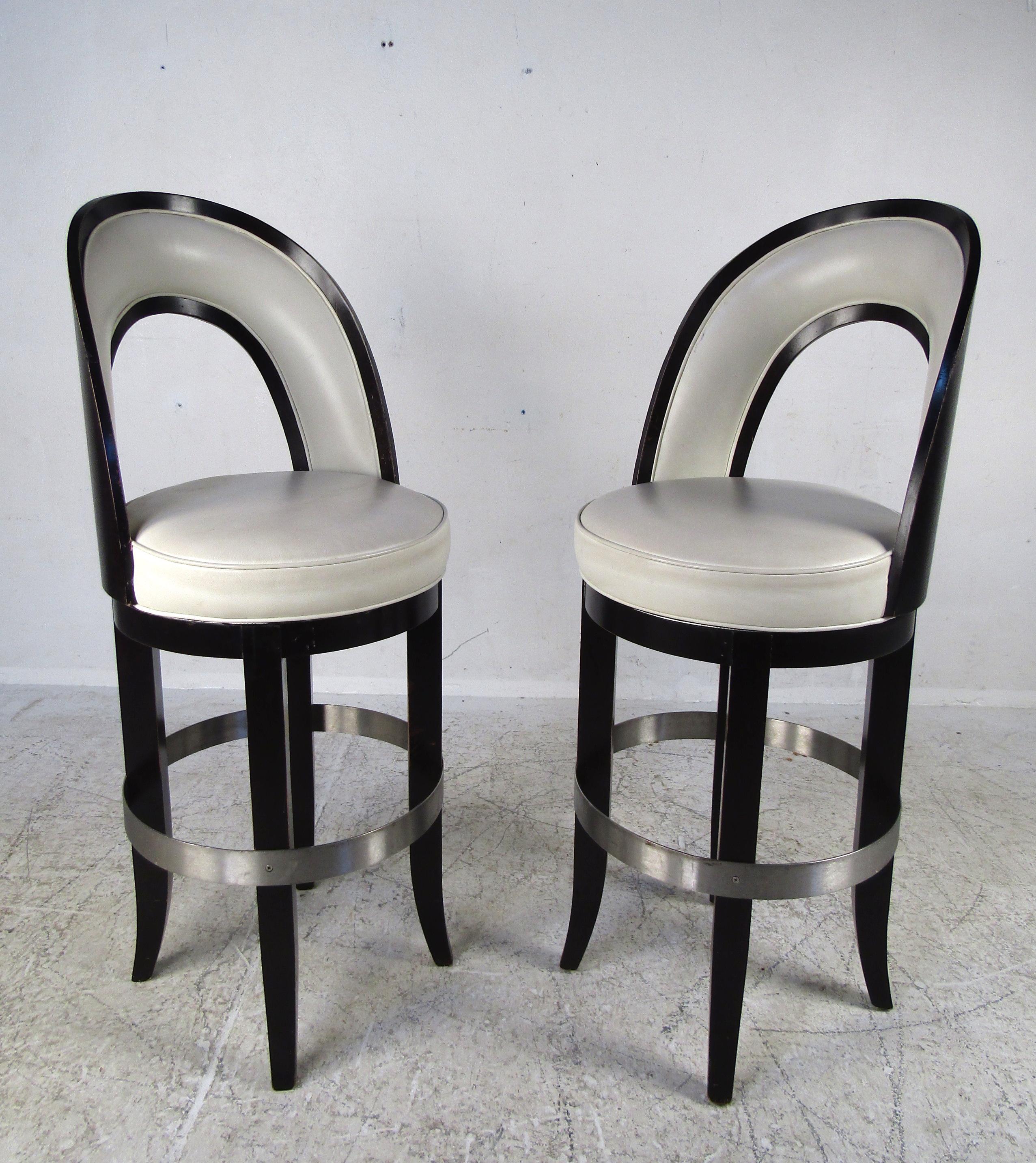Set of Four Mid-Century Modern Italian Swivel Bar Stools In Good Condition For Sale In Brooklyn, NY