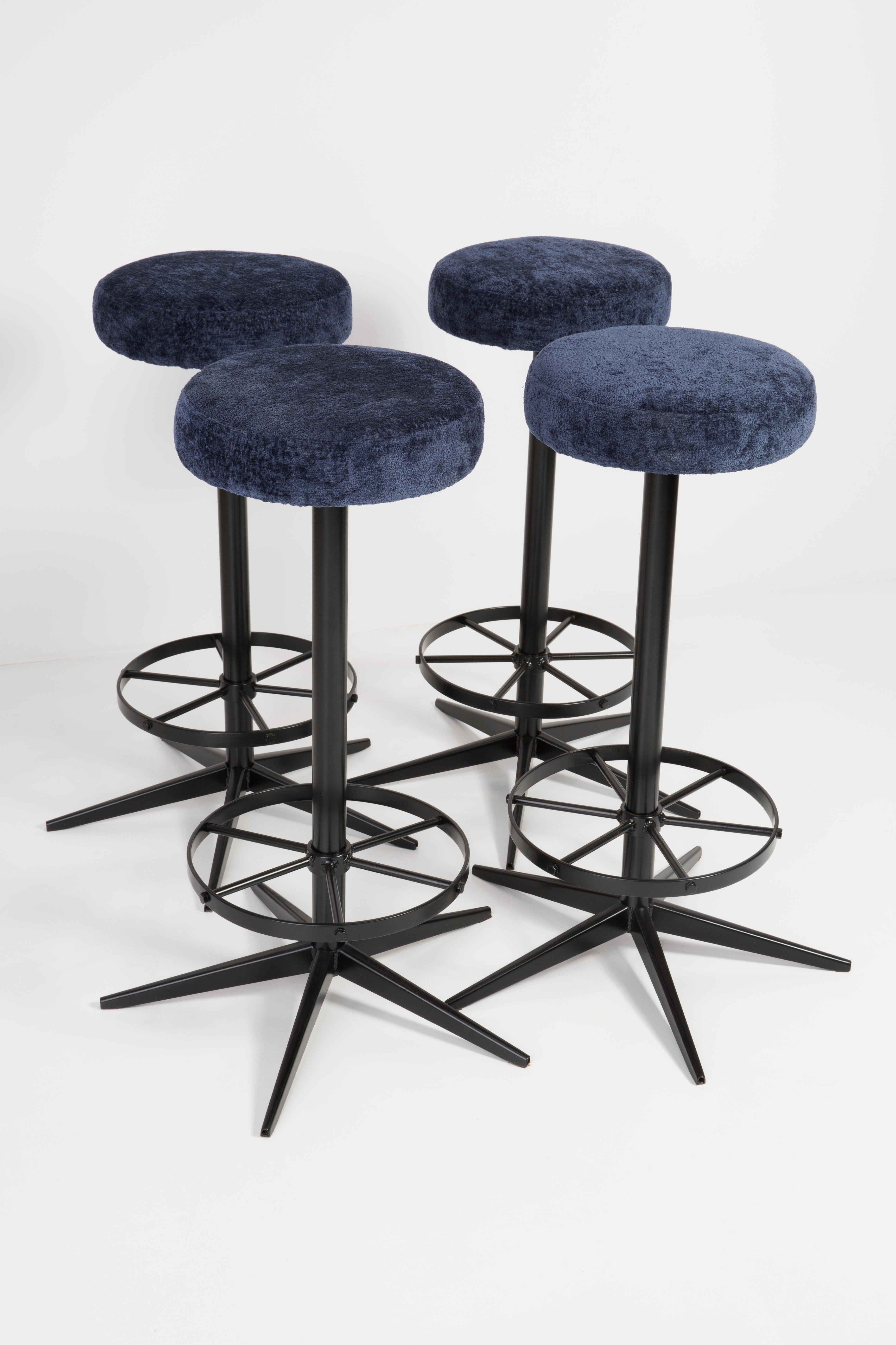 Hocker aus der Zeit um die 1960er Jahre. Produziert in Deutschland Schöne, gut verarbeitete dunkelblaue Polsterung. Der Hocker besteht aus einem gepolsterten Teil, einer Sitzfläche und schwarzen Stahlbeinen. Sie sind nicht reguliert. Die Höhe ist