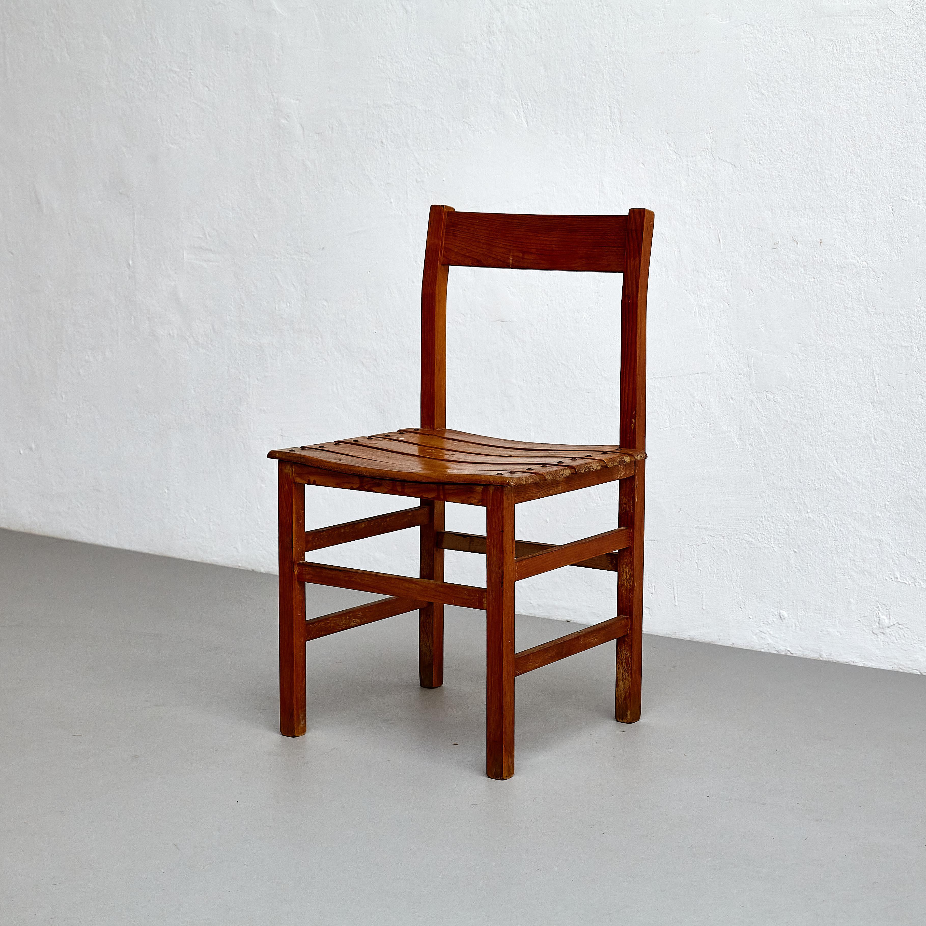 Ensemble de quatre chaises en bois The Modernity, charme rustique, circa 1960 en vente 7