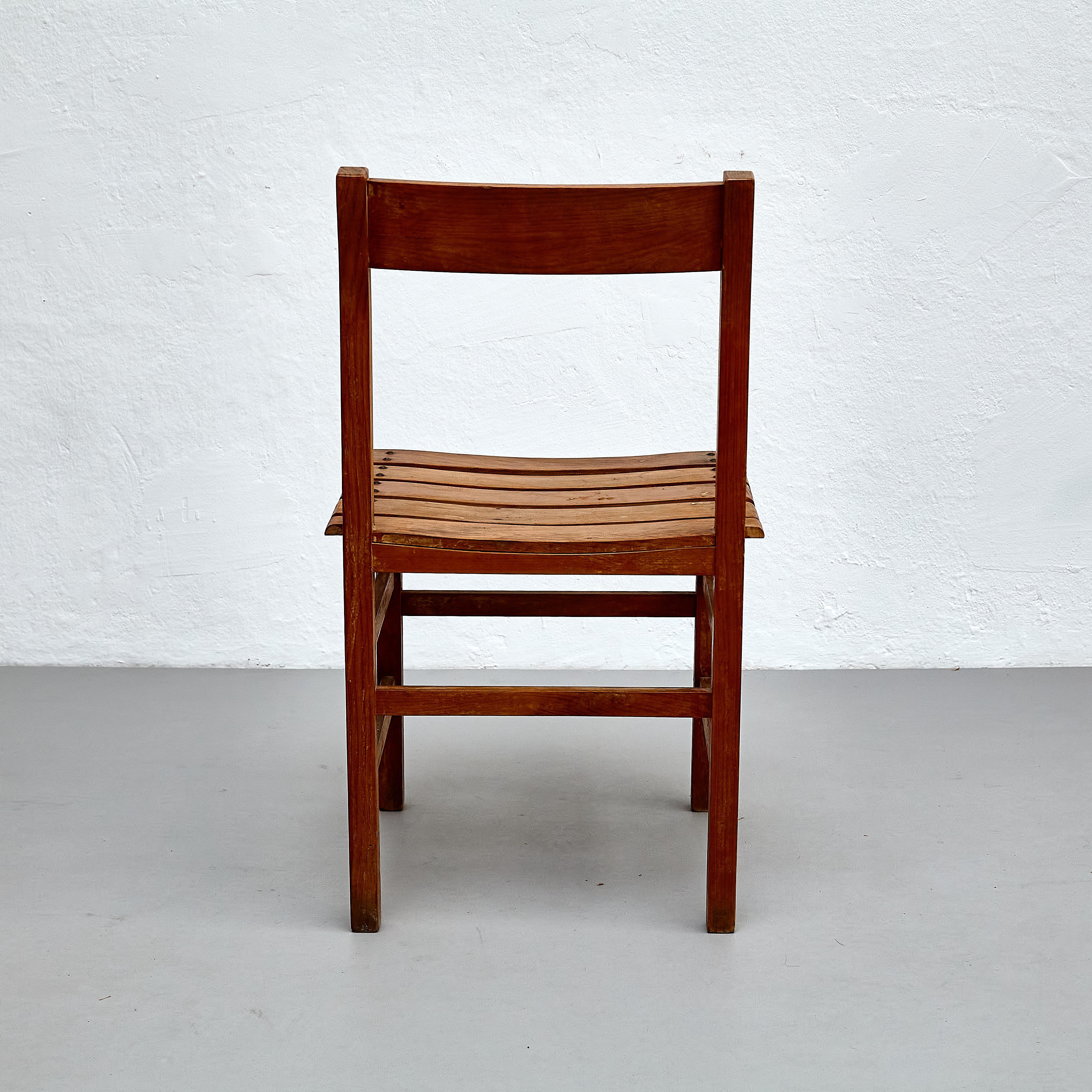 Ensemble de quatre chaises en bois The Modernity, charme rustique, circa 1960 en vente 8
