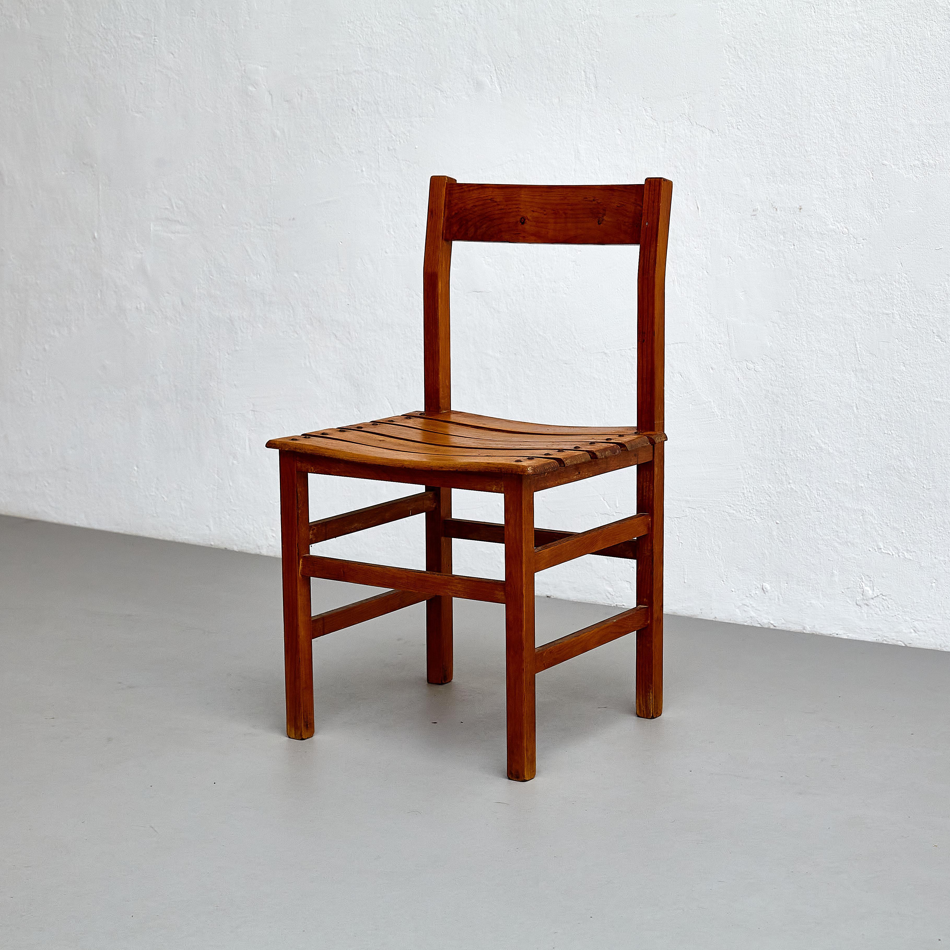 Ensemble de quatre chaises en bois The Modernity, charme rustique, circa 1960 en vente 12