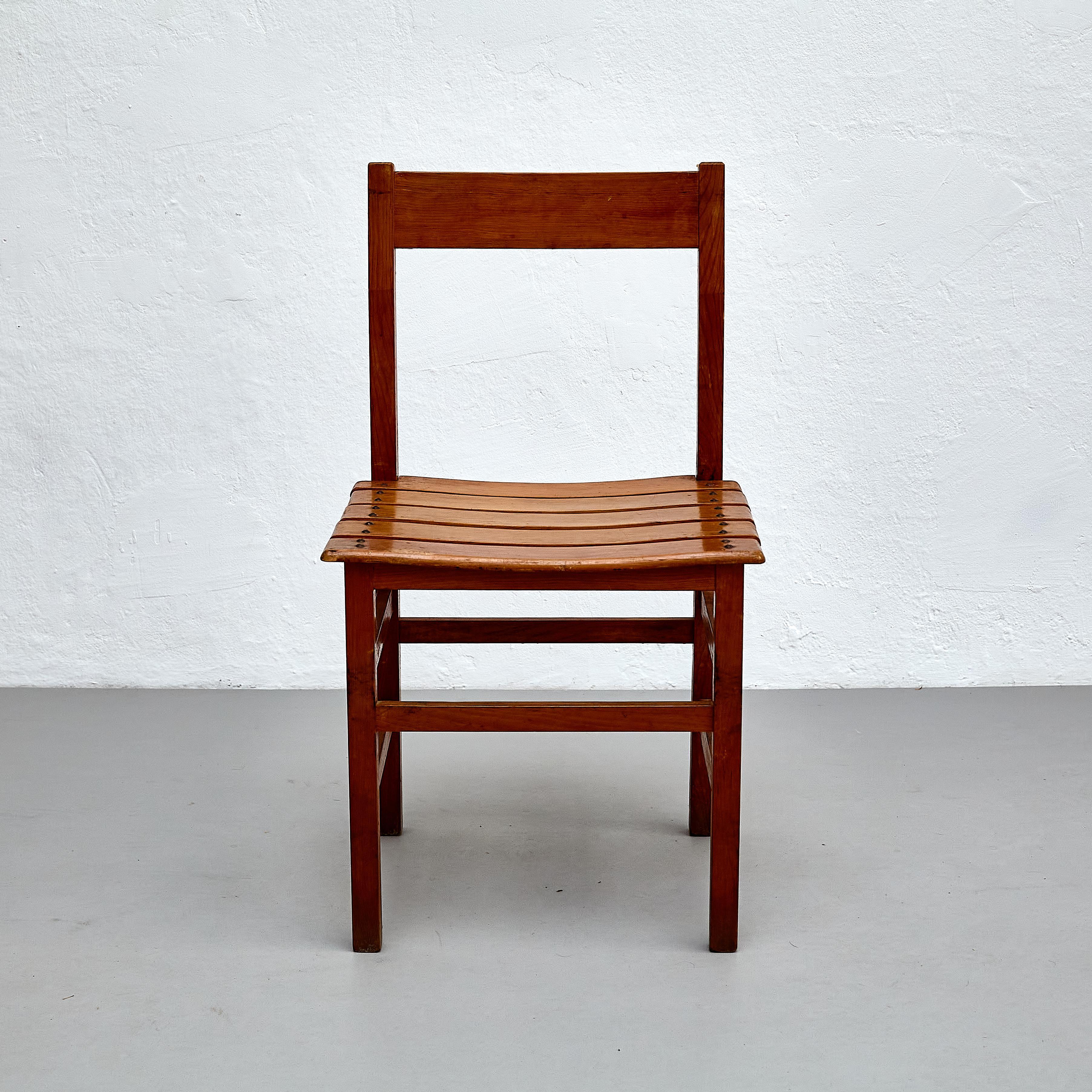 Mid-Century Modern Ensemble de quatre chaises en bois The Modernity, charme rustique, circa 1960 en vente