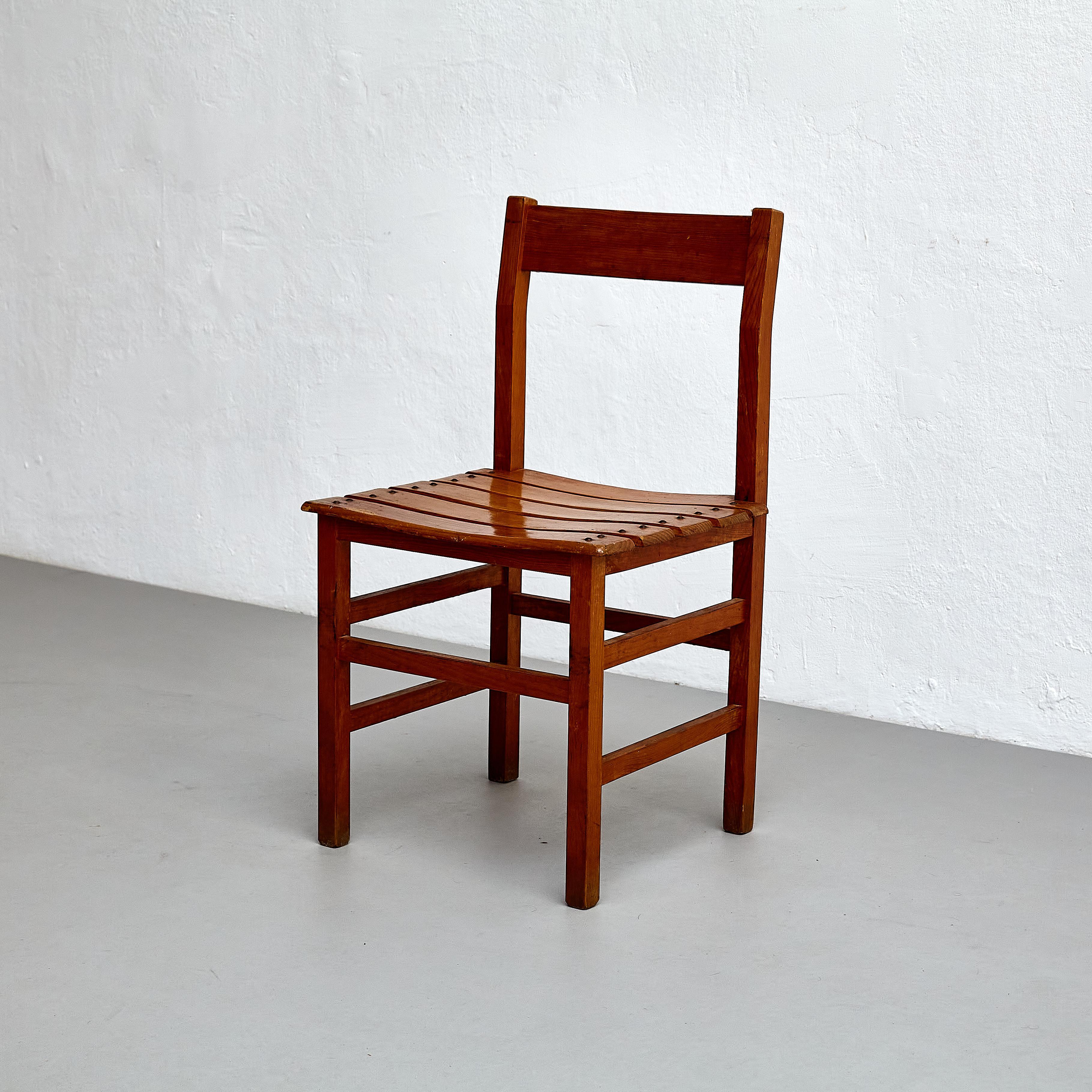 Français Ensemble de quatre chaises en bois The Modernity, charme rustique, circa 1960 en vente
