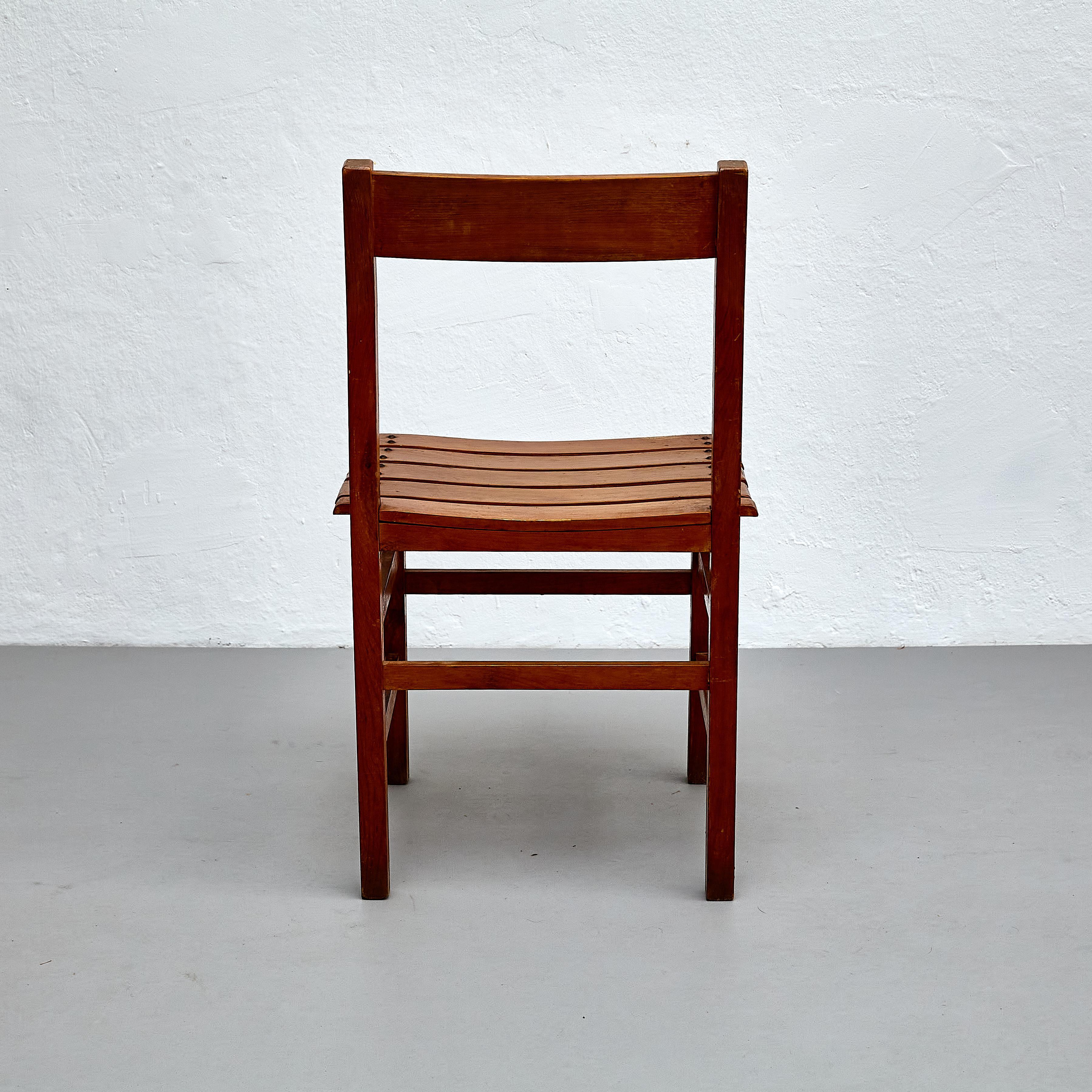 Ensemble de quatre chaises en bois The Modernity, charme rustique, circa 1960 Bon état - En vente à Barcelona, ES