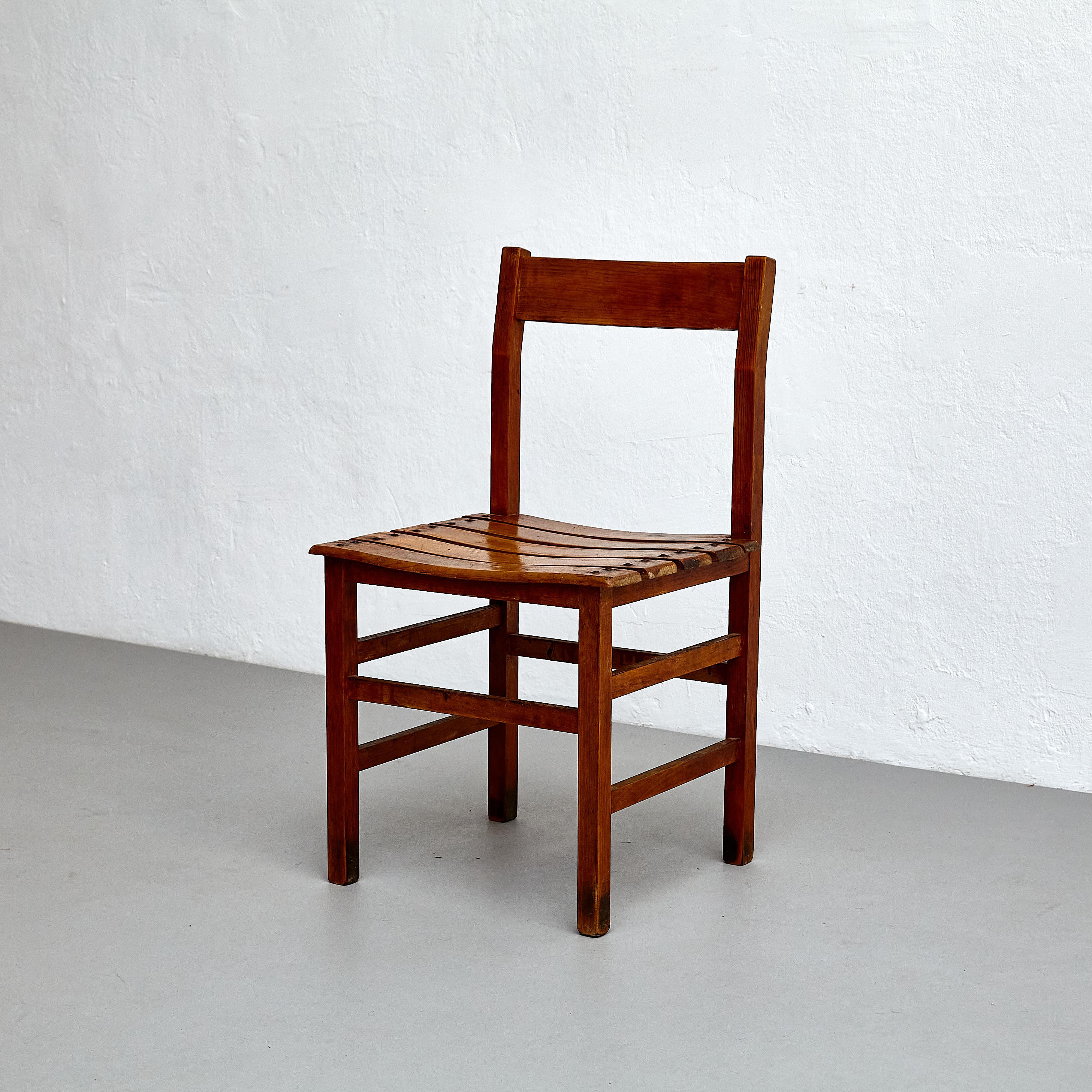Ensemble de quatre chaises en bois The Modernity, charme rustique, circa 1960 en vente 2