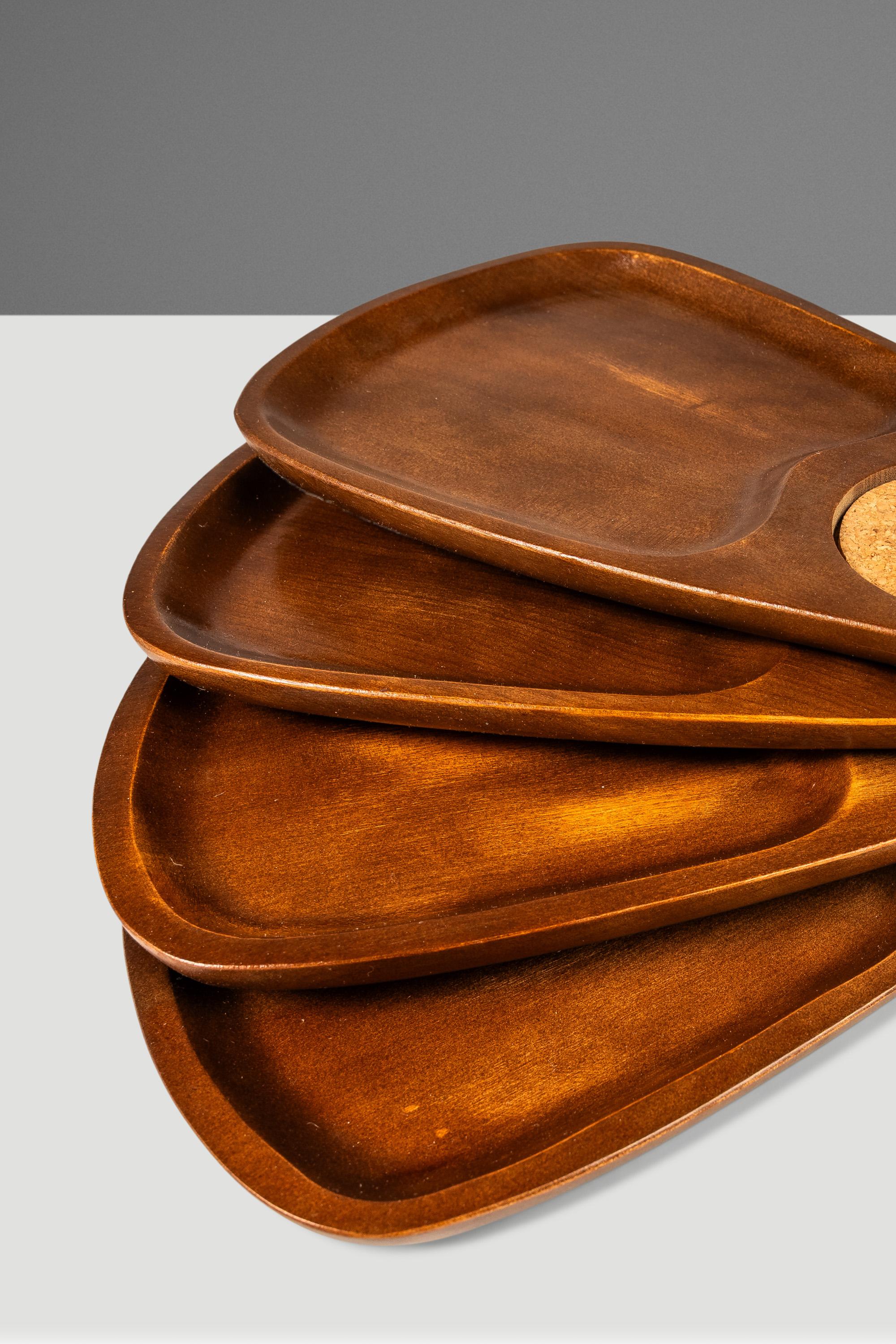 Ensemble de quatre plateaux de service en noyer et liège de style The Modernity, Japon, c. 1970. en vente 3