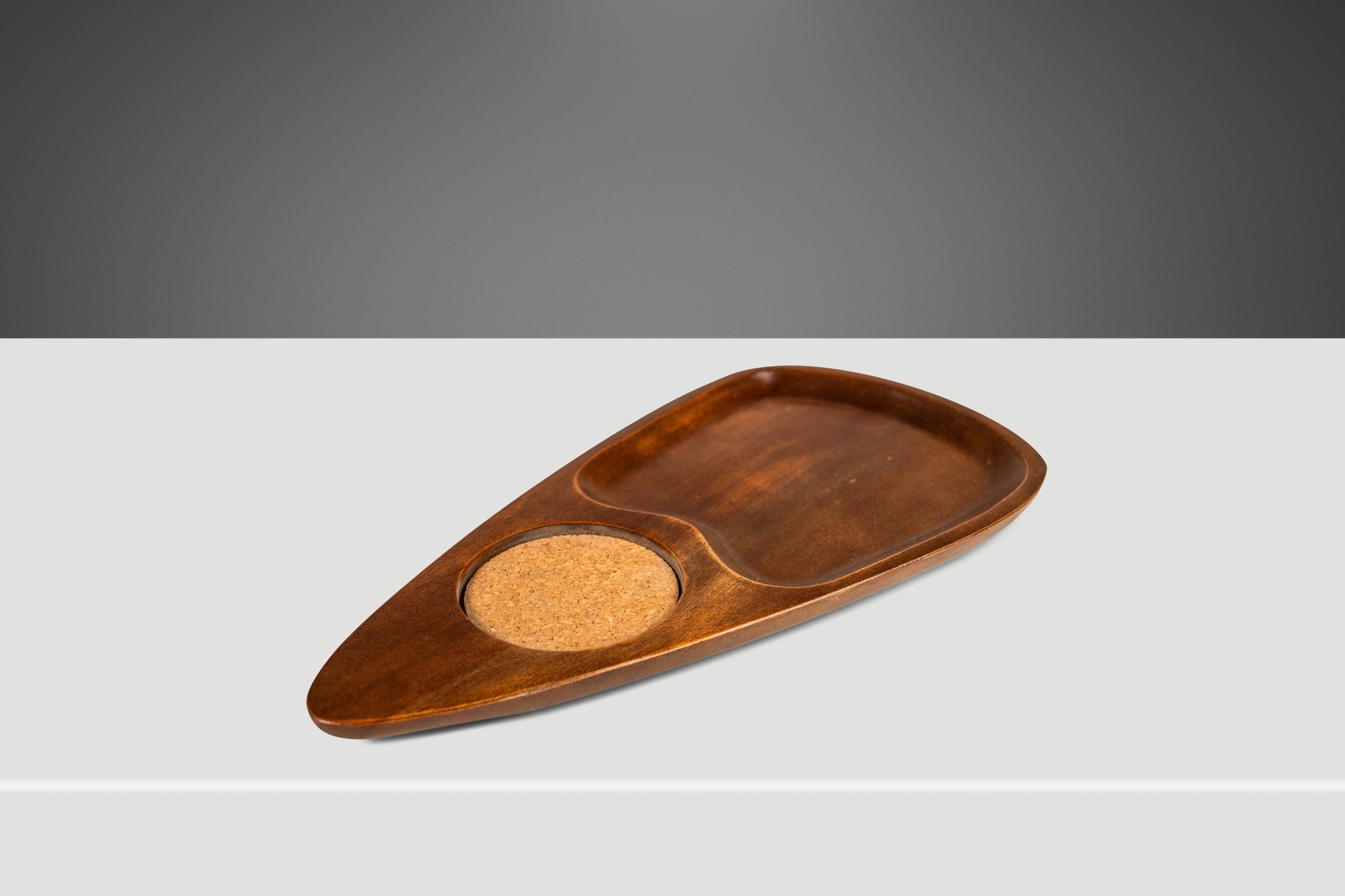 Noyer Ensemble de quatre plateaux de service en noyer et liège de style The Modernity, Japon, c. 1970. en vente