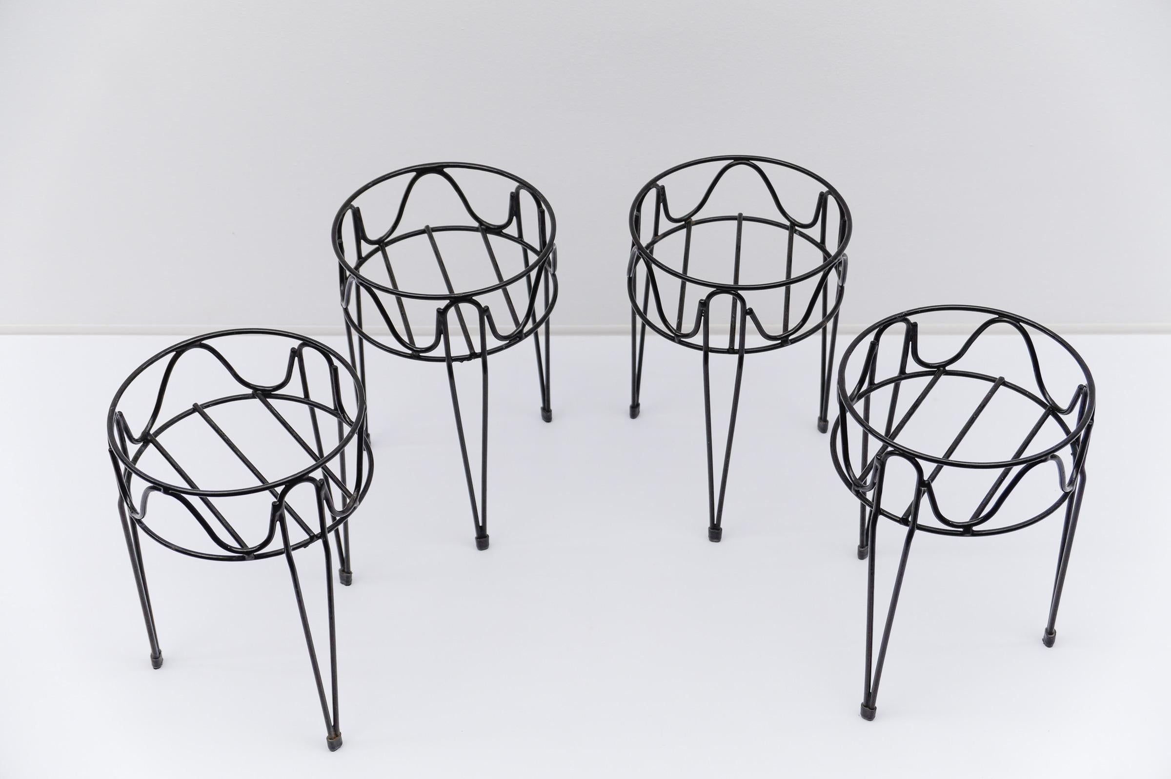 Mid-Century Modern Ensemble de quatre porte-fleurs en métal en forme de corde, 1950 Suède en vente